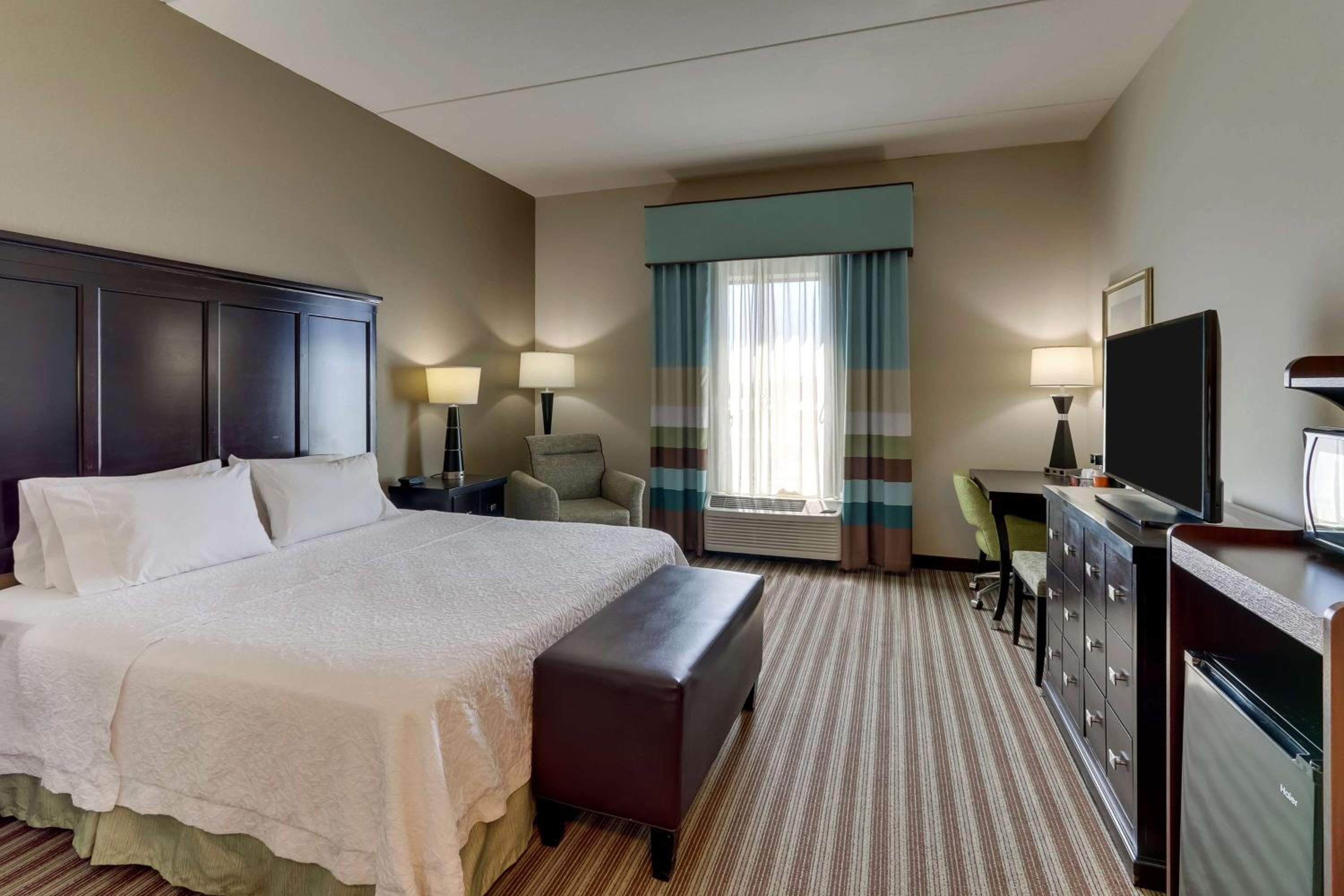King Room with Accessible Tub - Mobility and Hearing Access/Non-Smoking - Photo 4