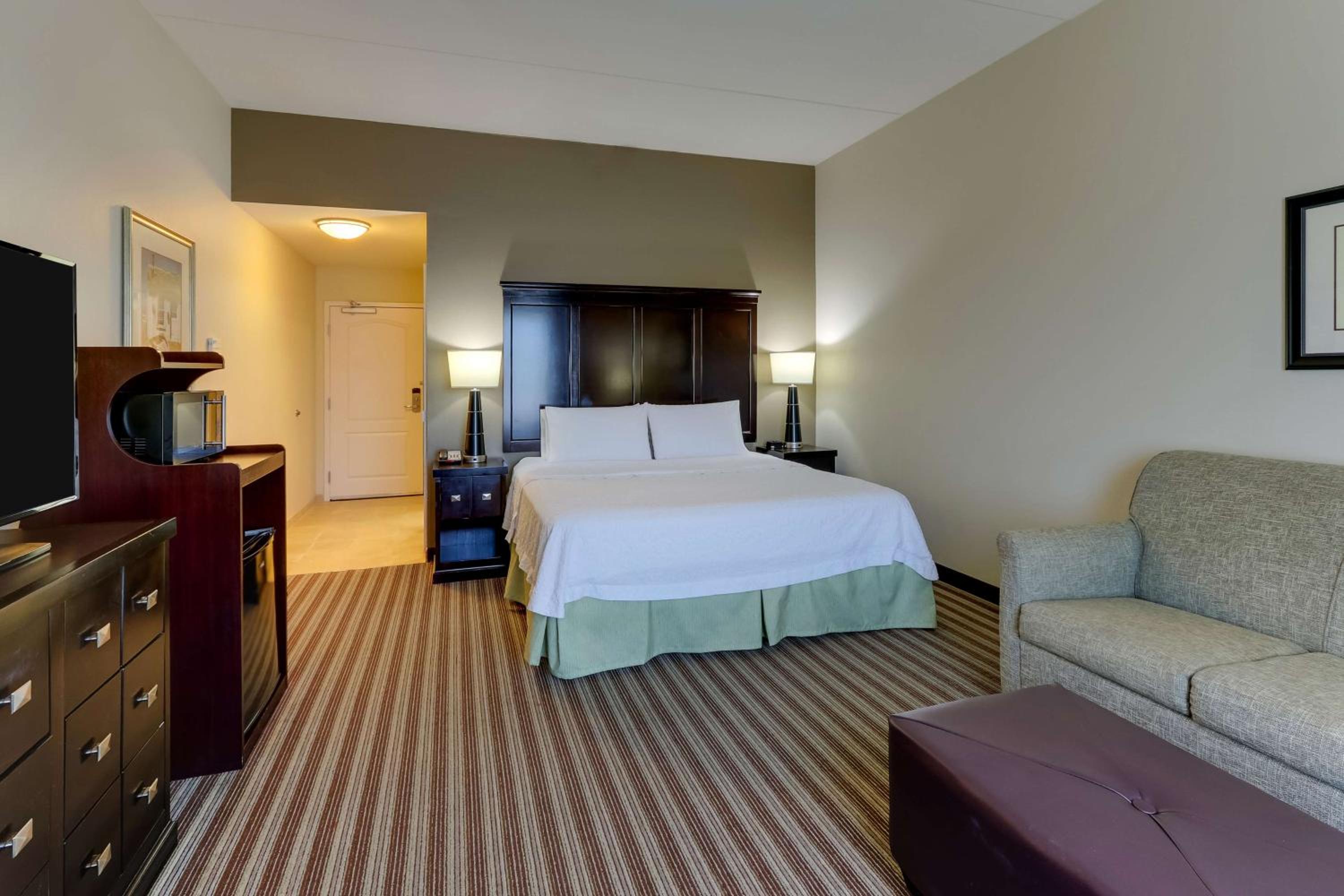 King Room with Sofa Bed - Non-Smoking - Photo 4