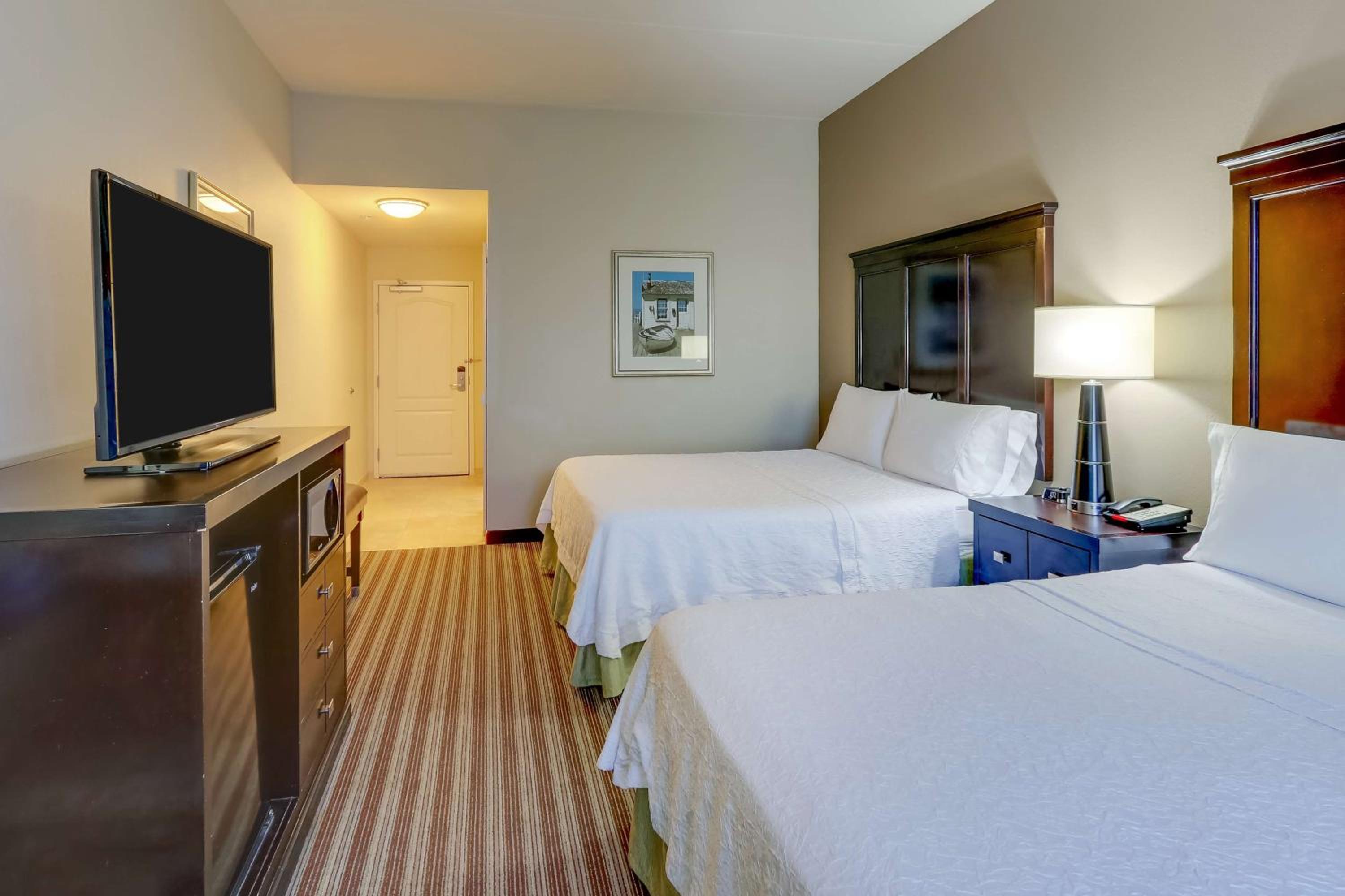 Queen Room with Two Queen Beds - Non-Smoking - Photo 2