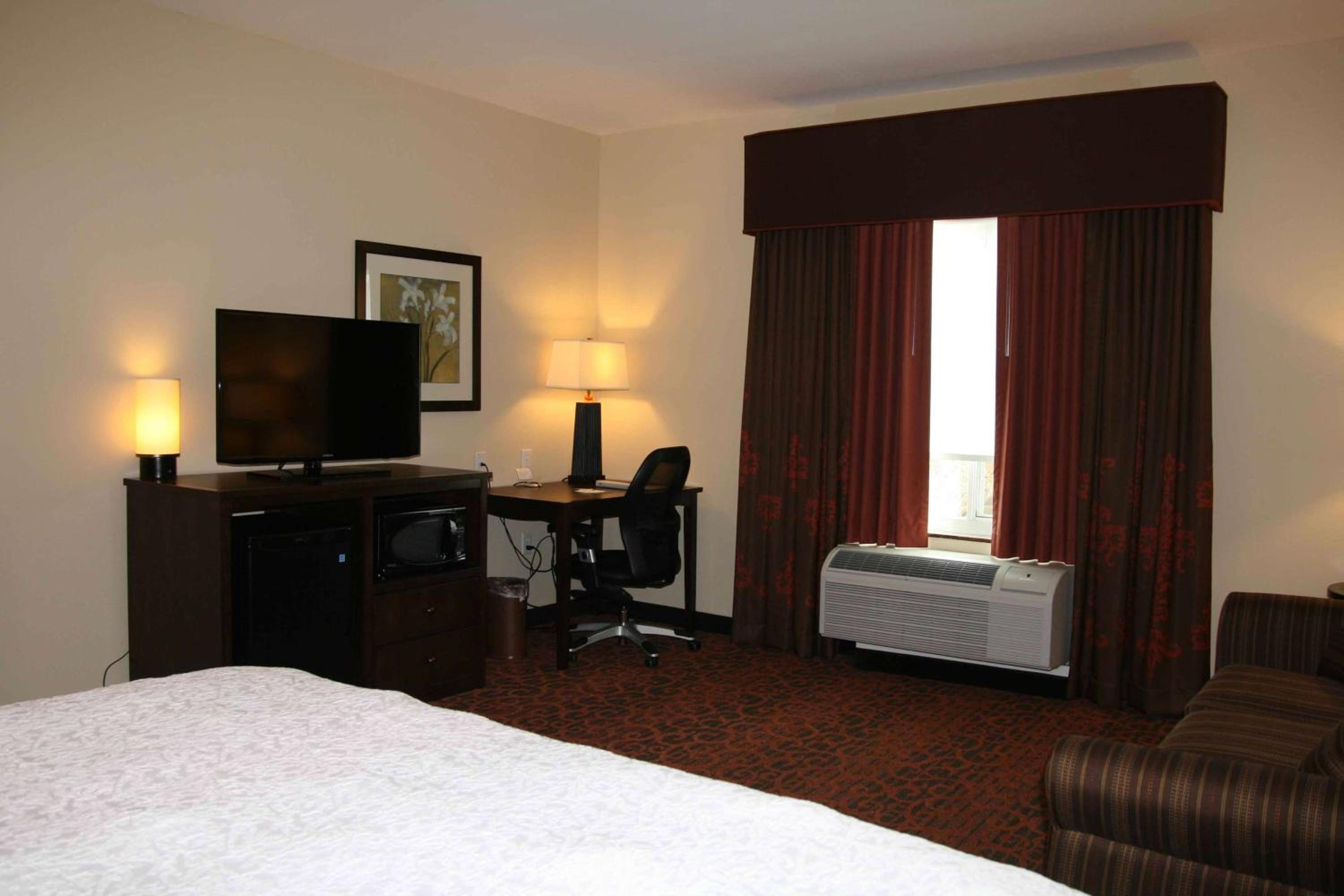 King Room with Sofa Bed - Non-Smoking photo 2