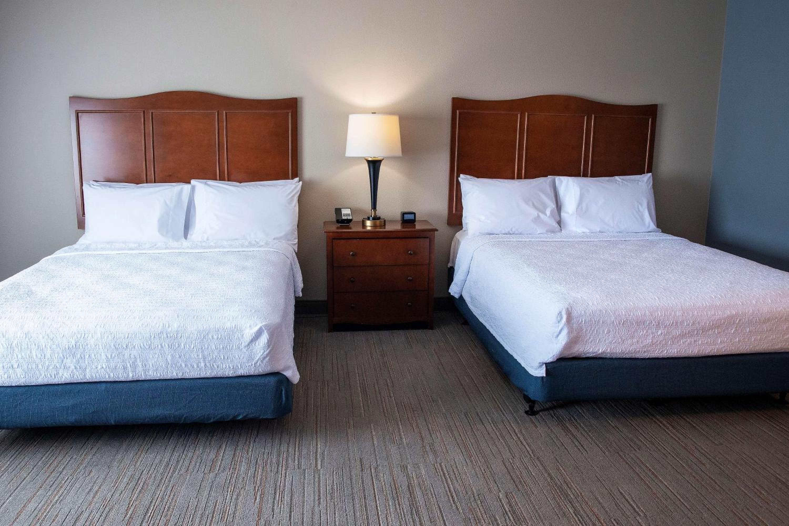 Queen Room with Two Queen Beds - Hearing Access/Non-Smoking photo 3