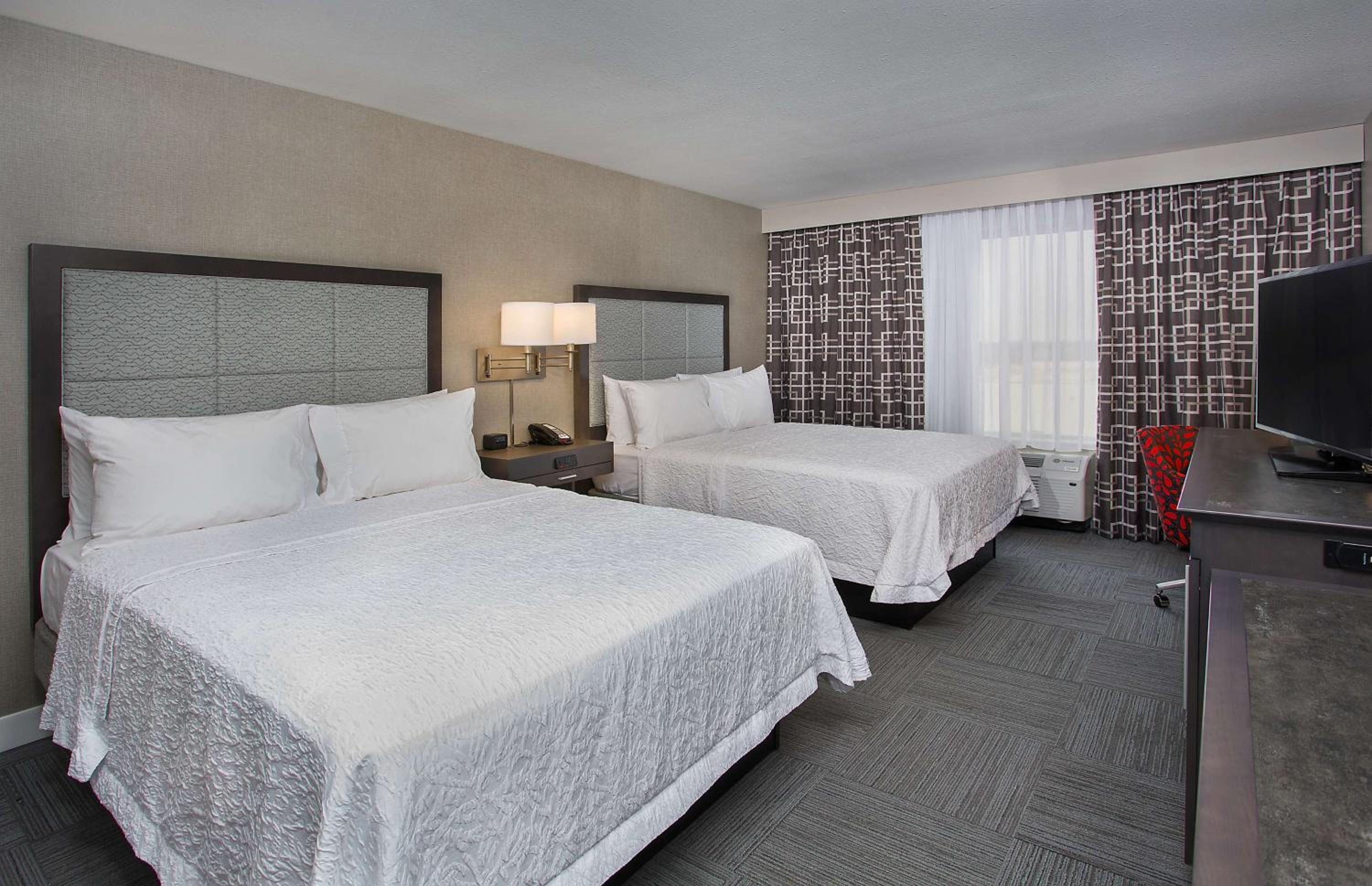 Queen Room with Two Queen Beds - Hearing Access/Non-Smoking photo 2