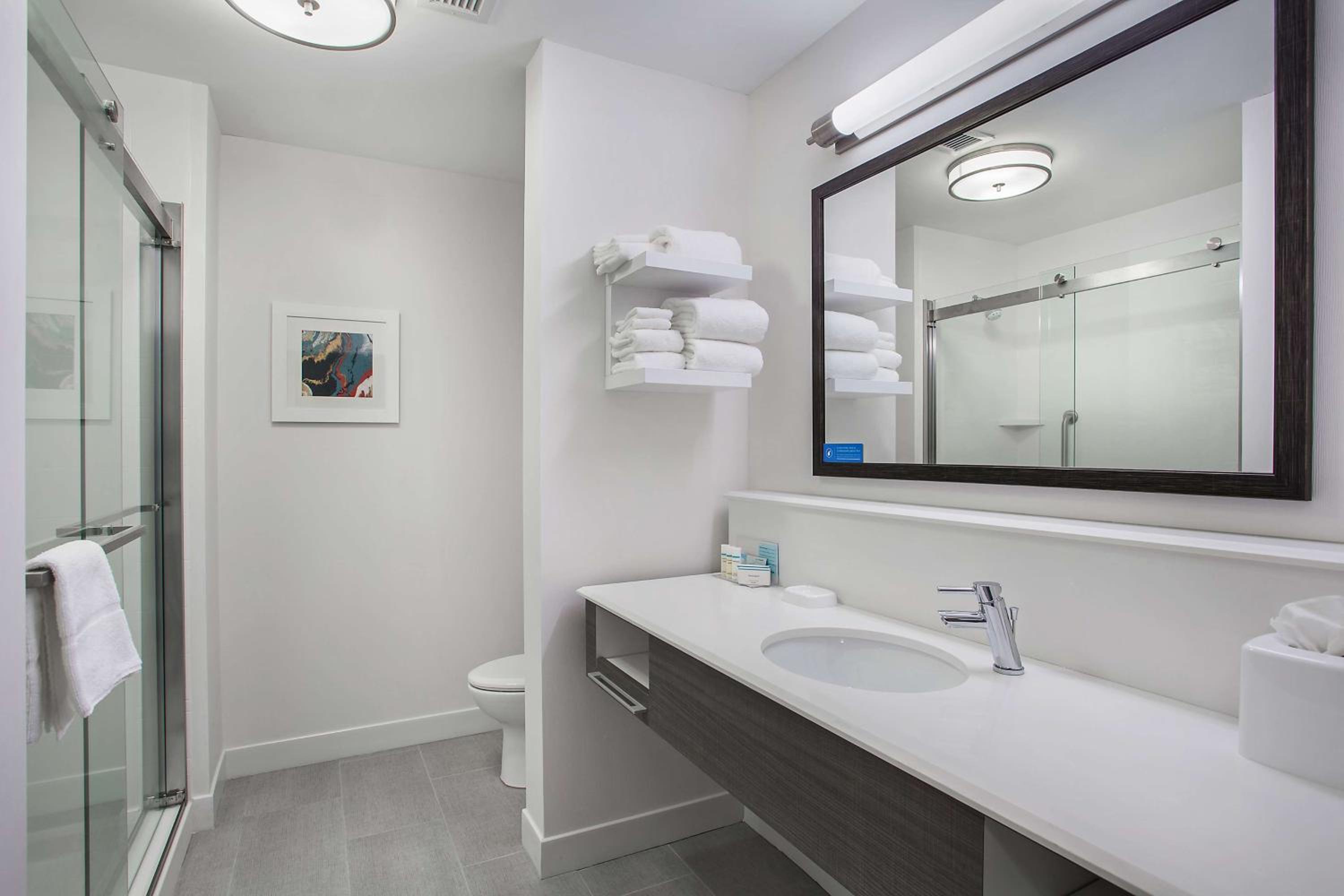 Queen Room with Two Queen Beds - Hearing Access/Non-Smoking photo 3