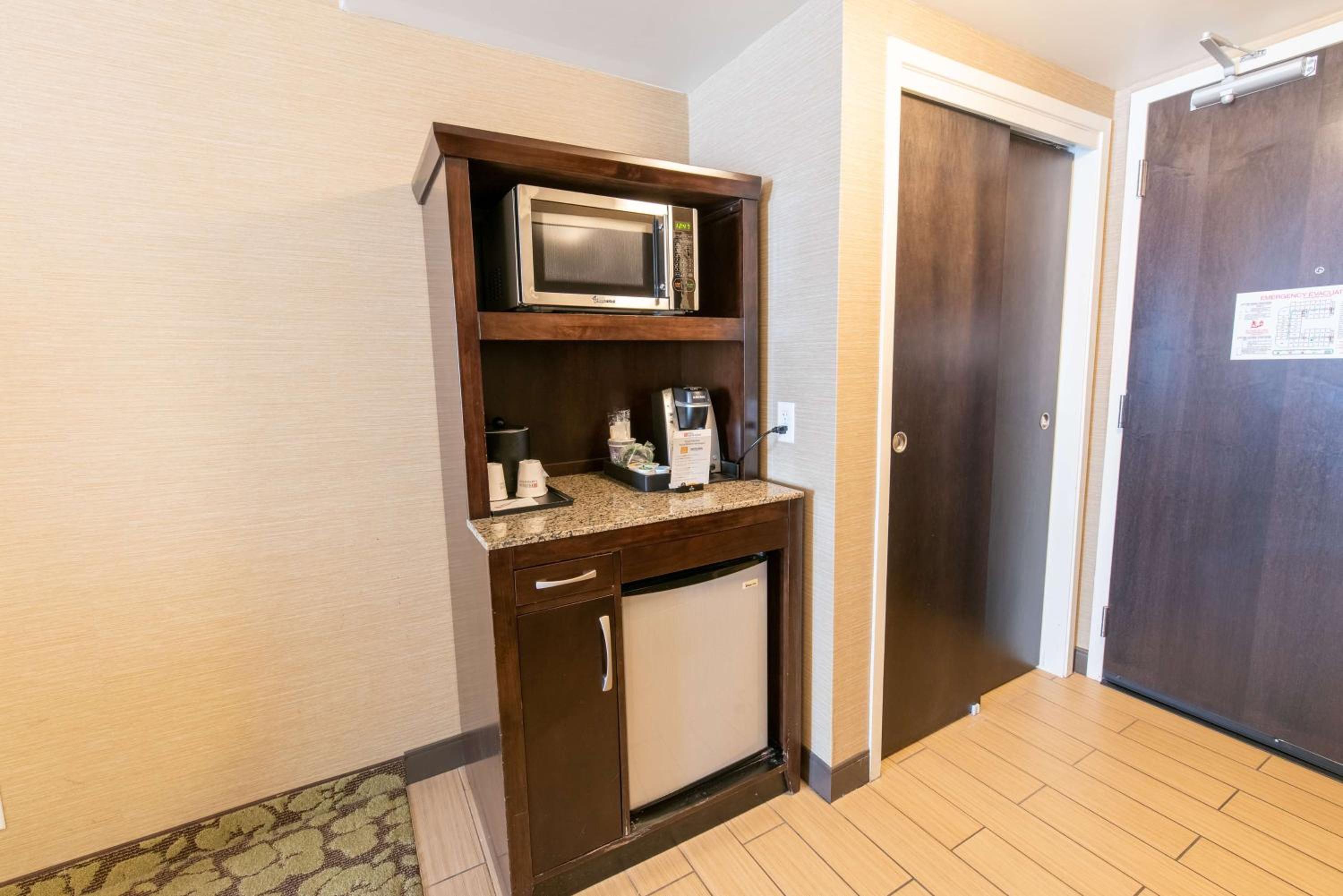 Junior King Suite with Sofa Bed - Photo 9