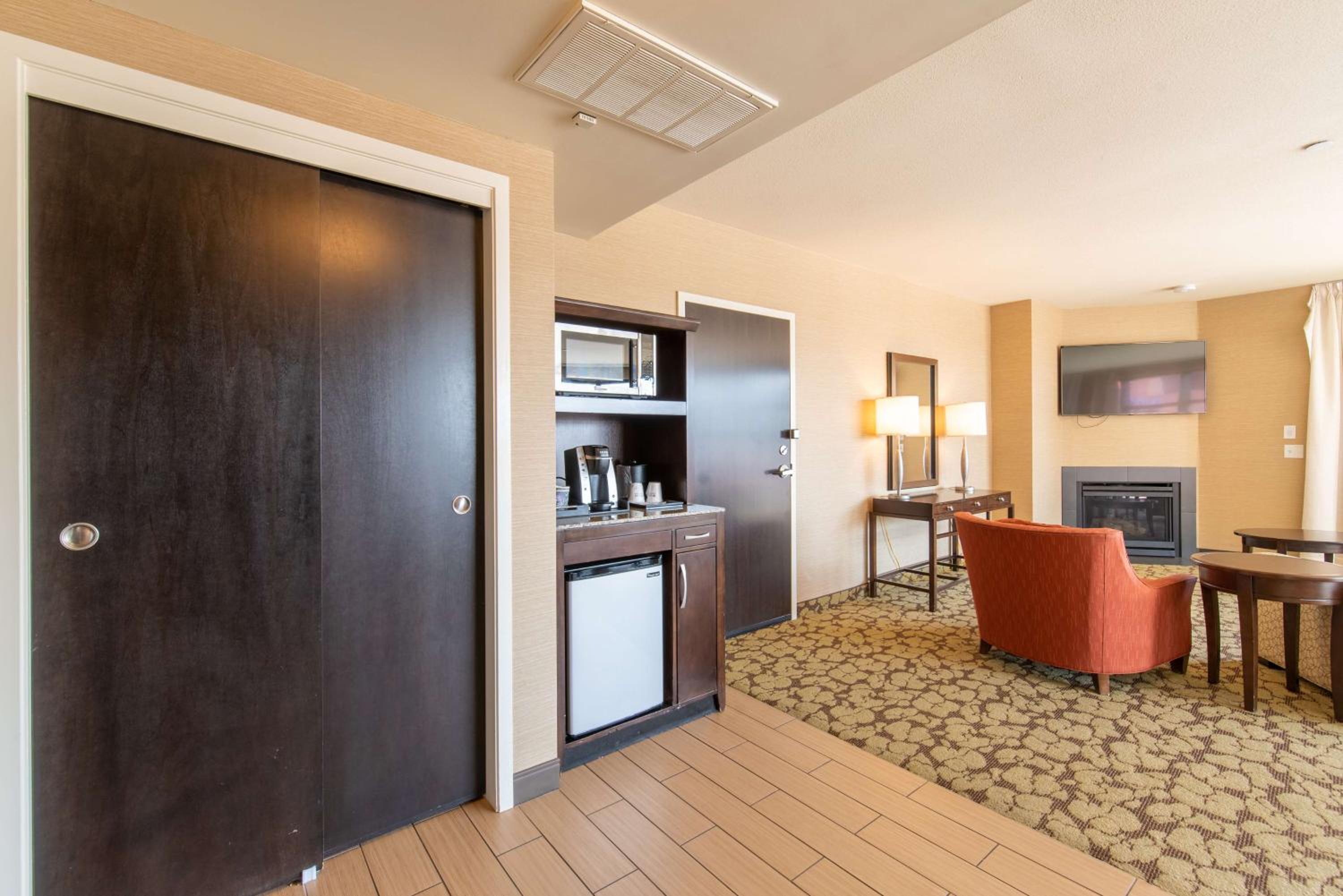 Junior King Suite with Sofa Bed - Photo 1