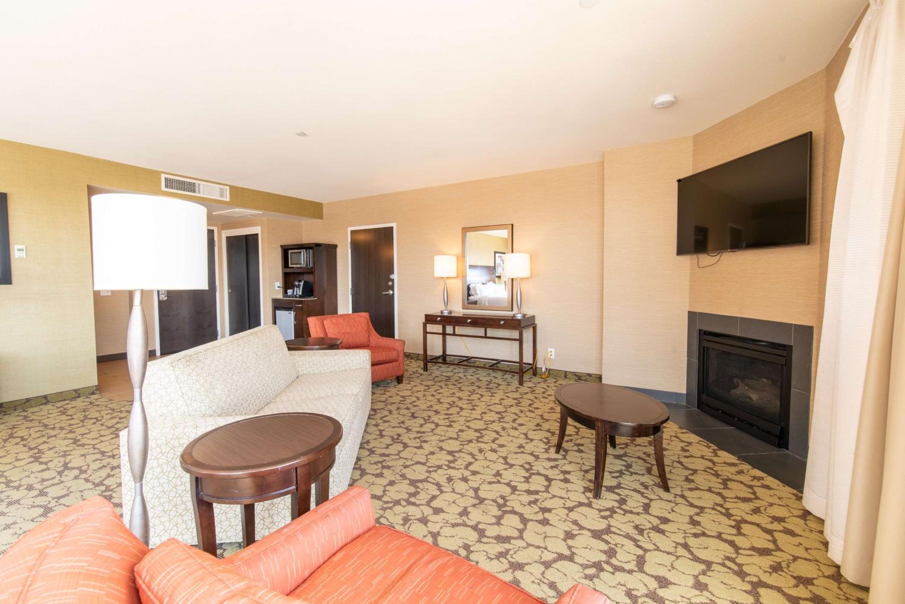 Junior King Suite with Sofa Bed - Photo 8