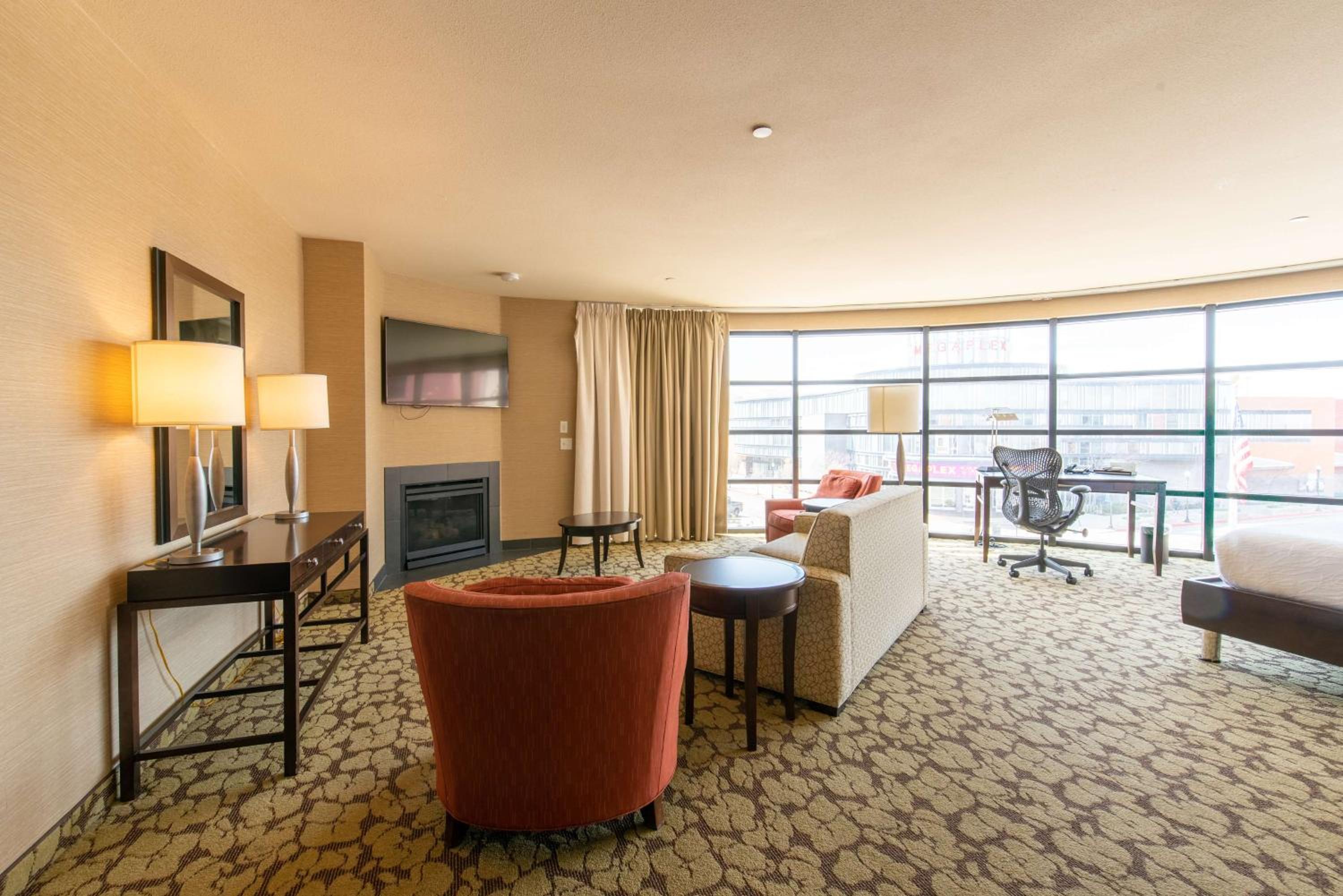 Junior King Suite with Sofa Bed - Photo 5