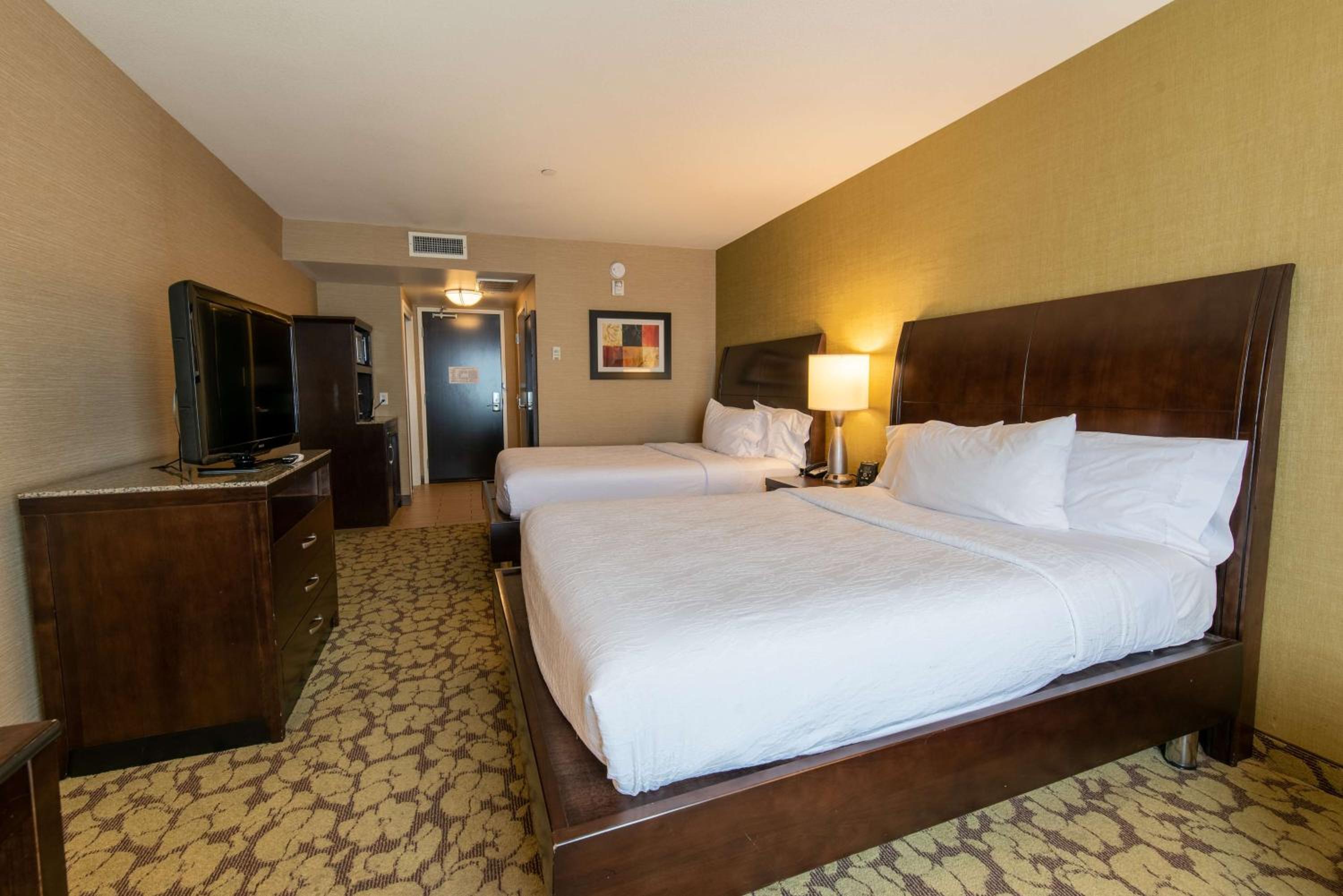 Queen Room with Two Queen Beds - Photo 2