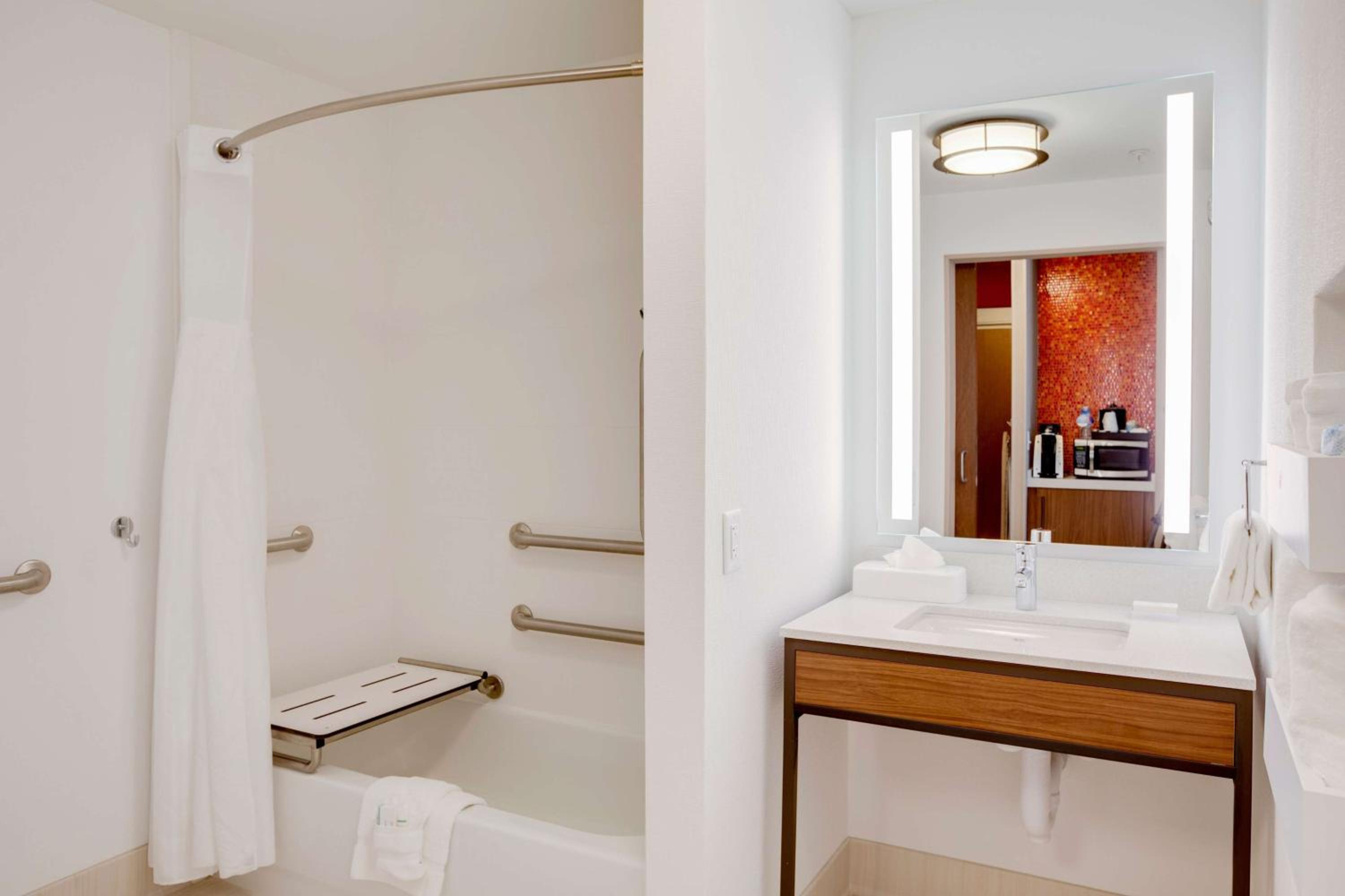 King Room with Tub - Mobility and Hearing Access - Photo 6