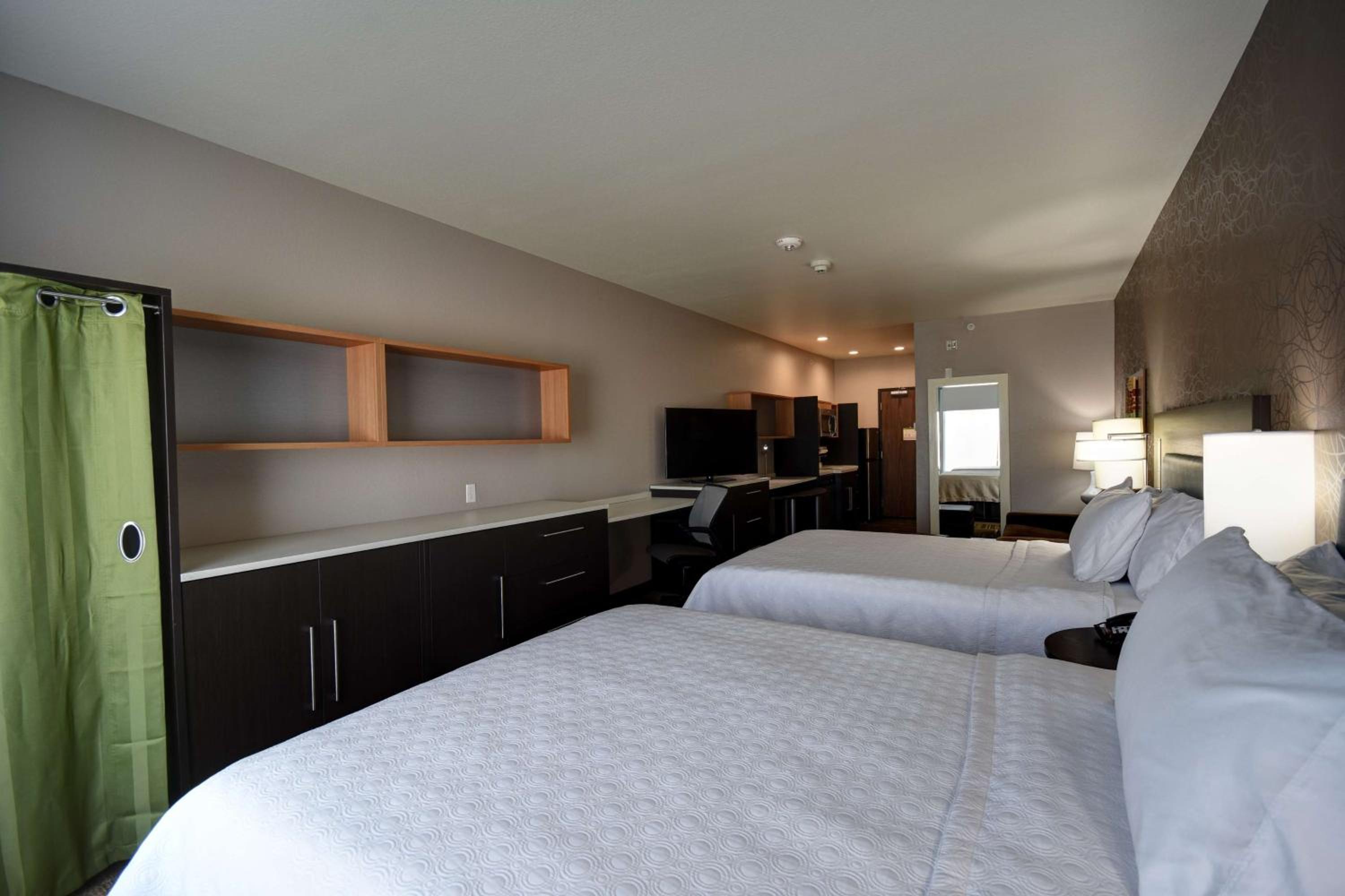 Queen Studio with Two Queen Beds - Non-Smoking photo 3