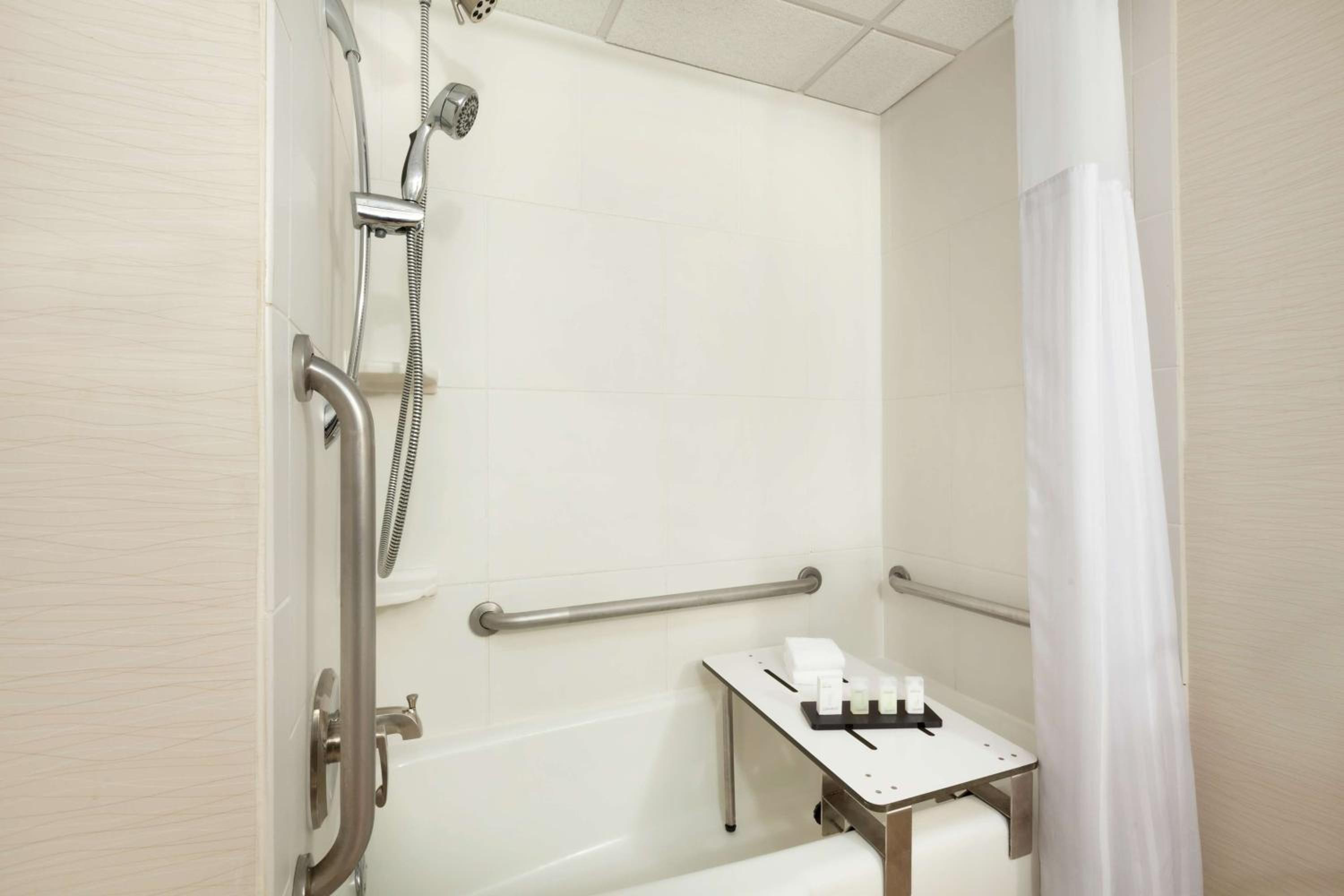 One-Bedroom King Suite - Hearing Access/Non-Smoking photo 3