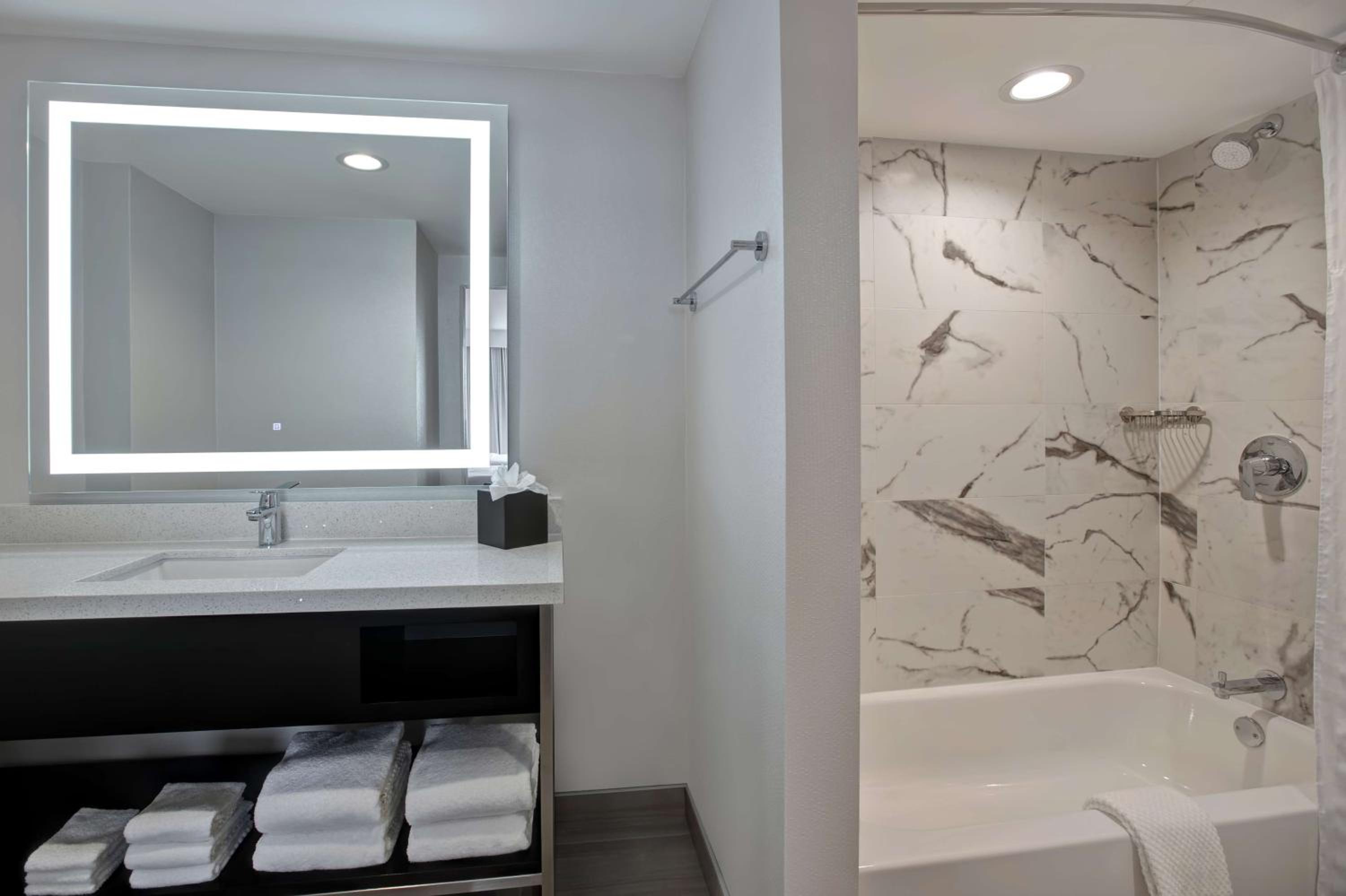 One-Bedroom King Suite - Hearing Access/Non-Smoking - Photo 2