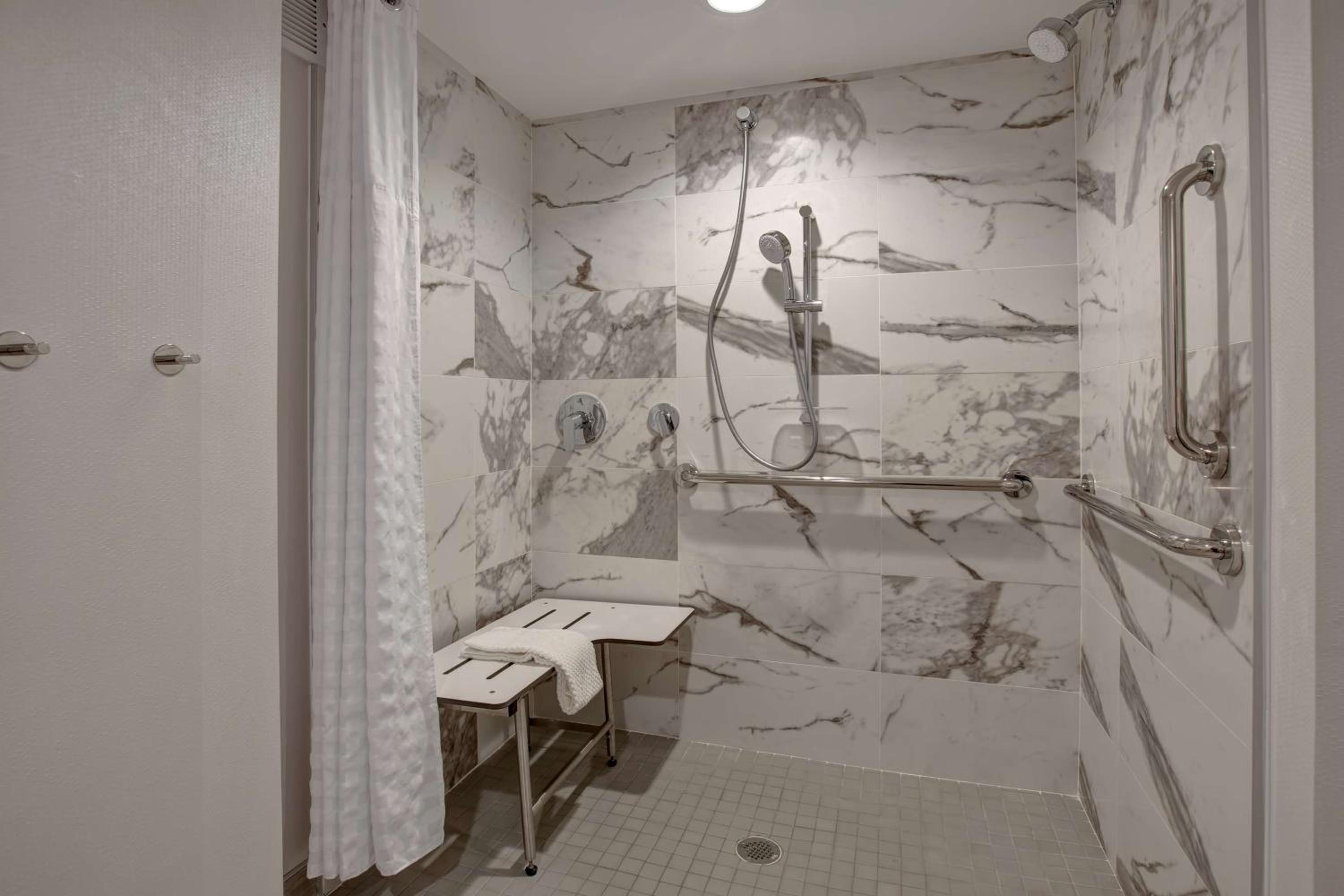 One-Bedroom King Suite with Roll-In Shower - Mobility Access/Non-Smoking - Photo 3