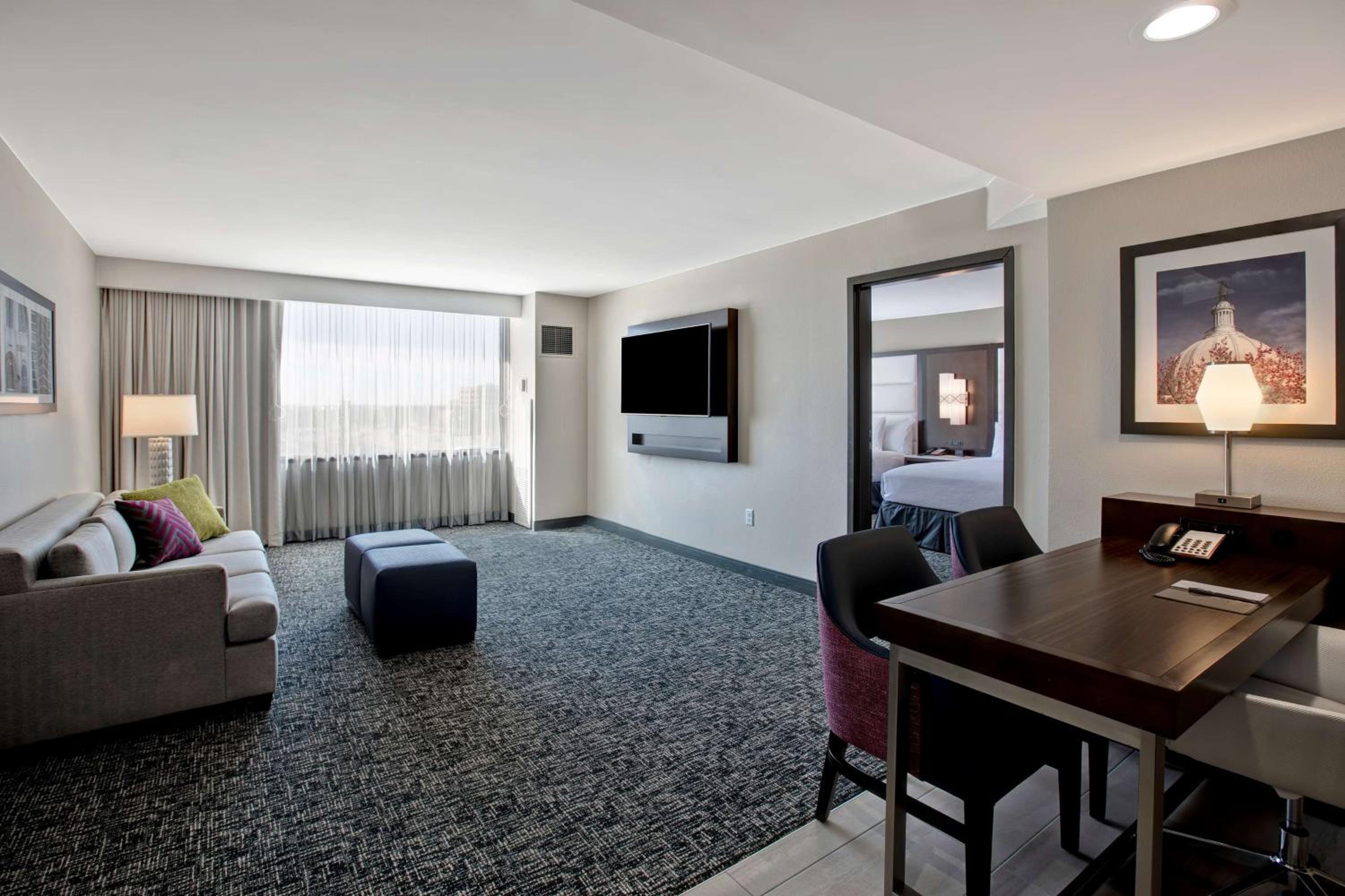 Suite with Mobility/Hearing Access - Non-Smoking - Photo 1