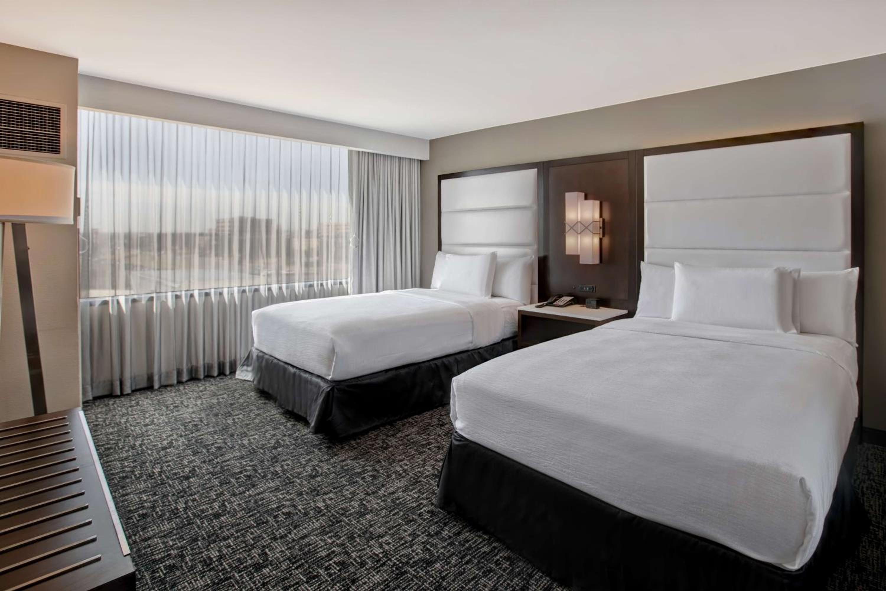 Suite with Mobility/Hearing Access - Non-Smoking - Photo 2