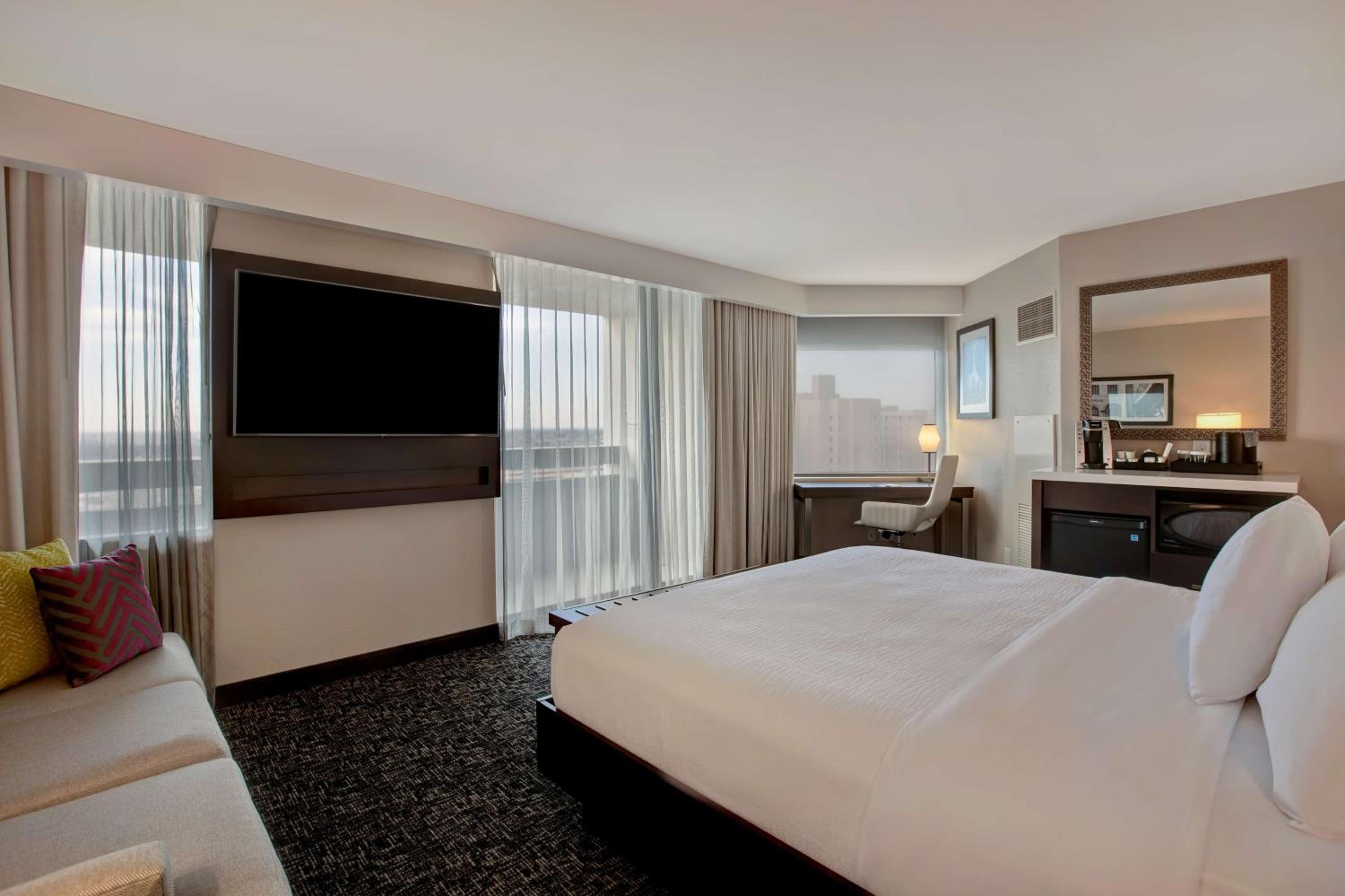 King Studio Suite with Balcony - Photo 1