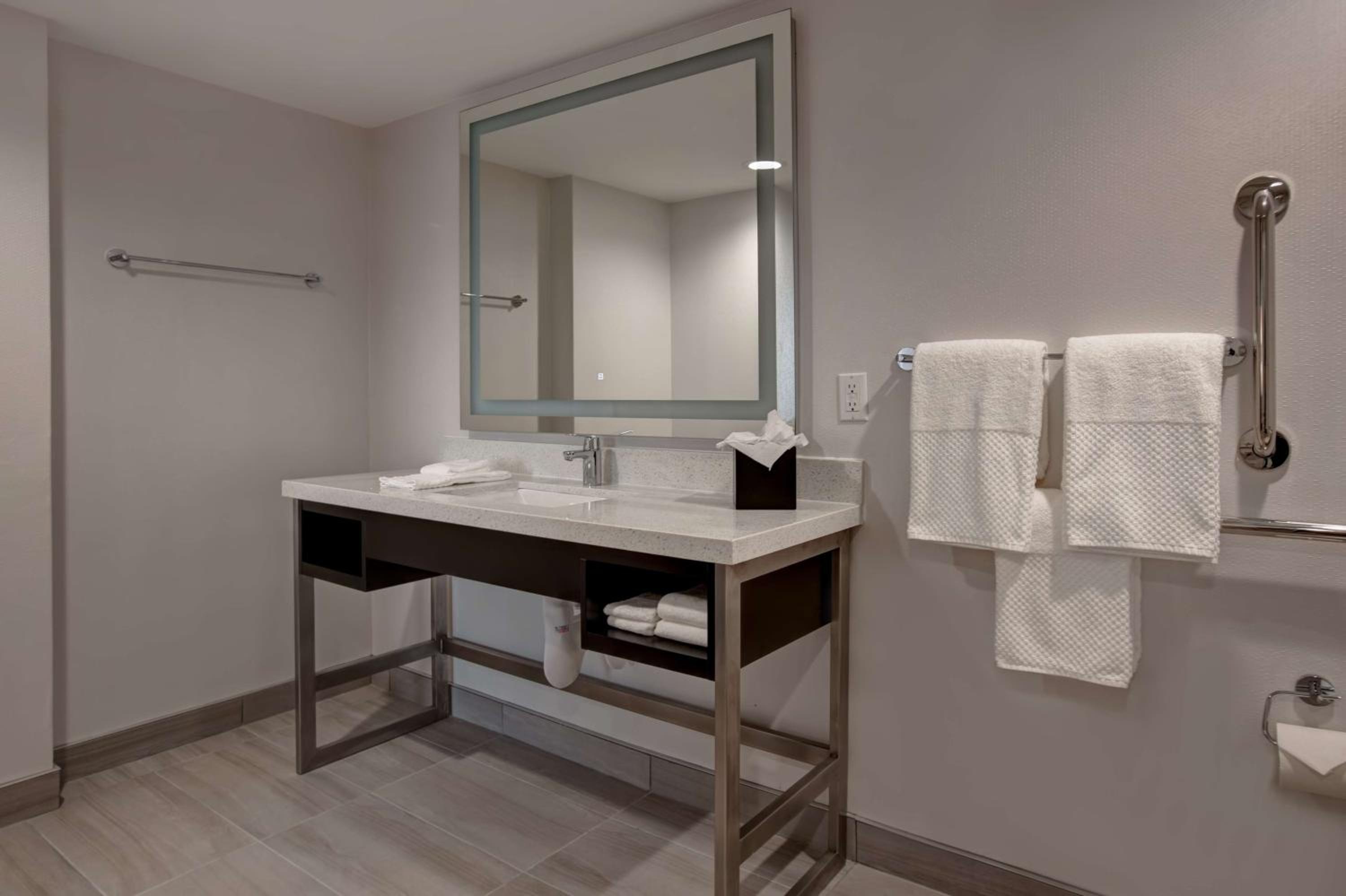 One-Bedroom King Suite with Roll-In Shower - Mobility Access/Non-Smoking - Photo 2