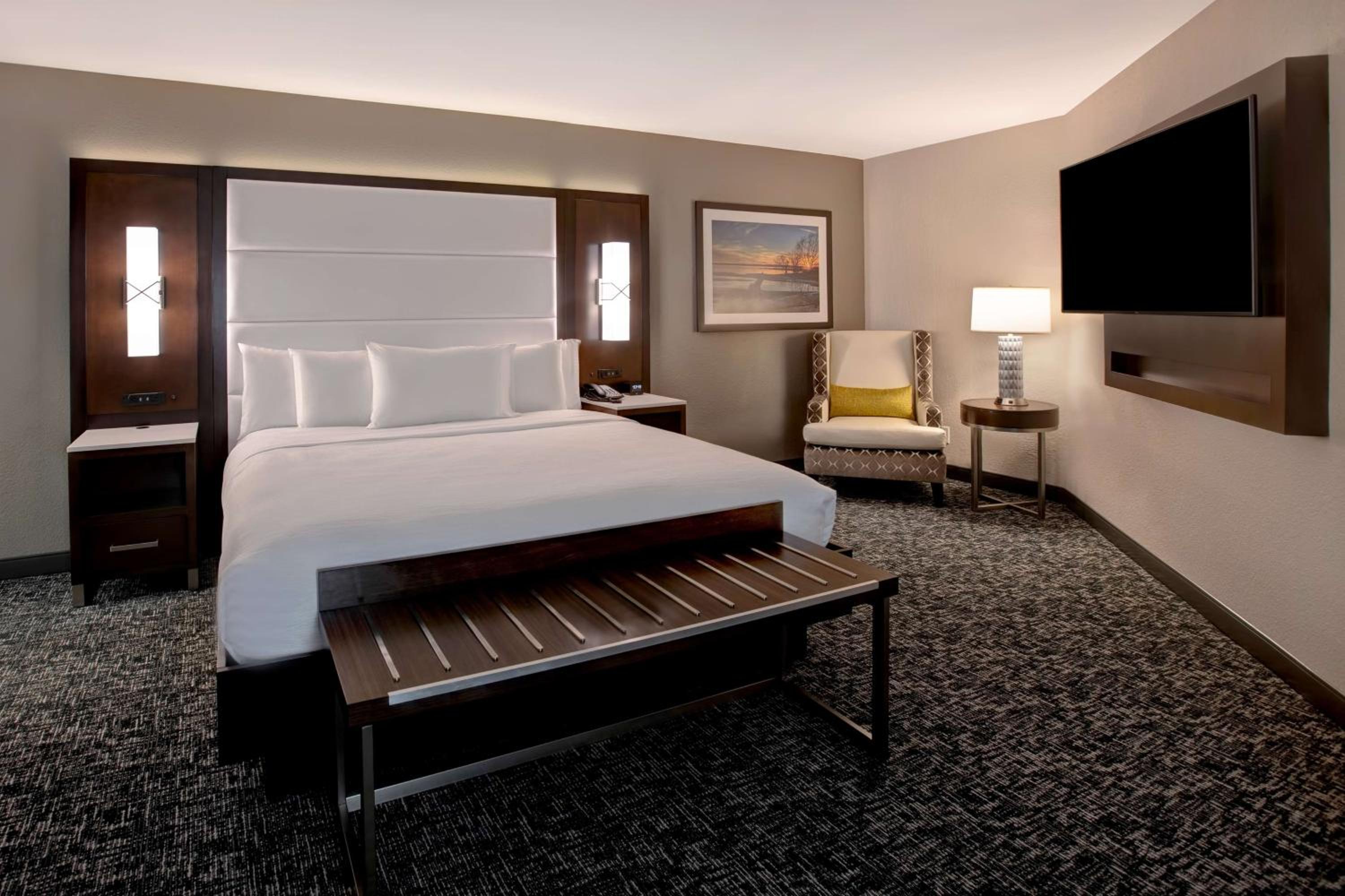 Corner King Suite - Photo 2