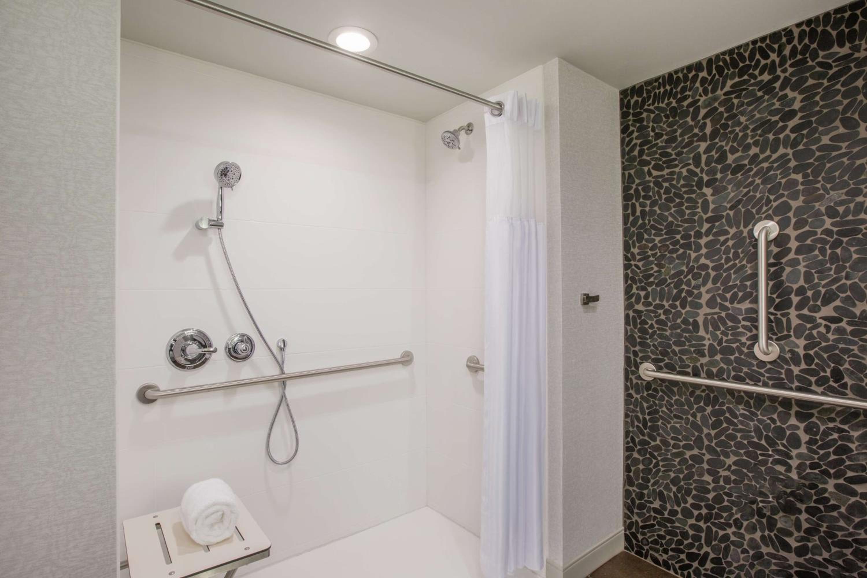 King Room with Roll-In Shower - Mobility Access photo 2