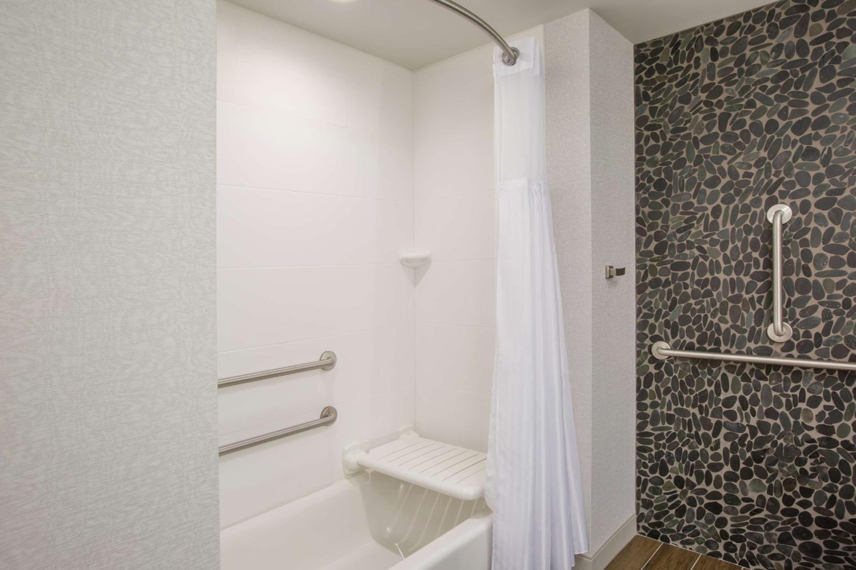 Queen Room with Two Queen Beds - Mobility and Hearing Access photo 3