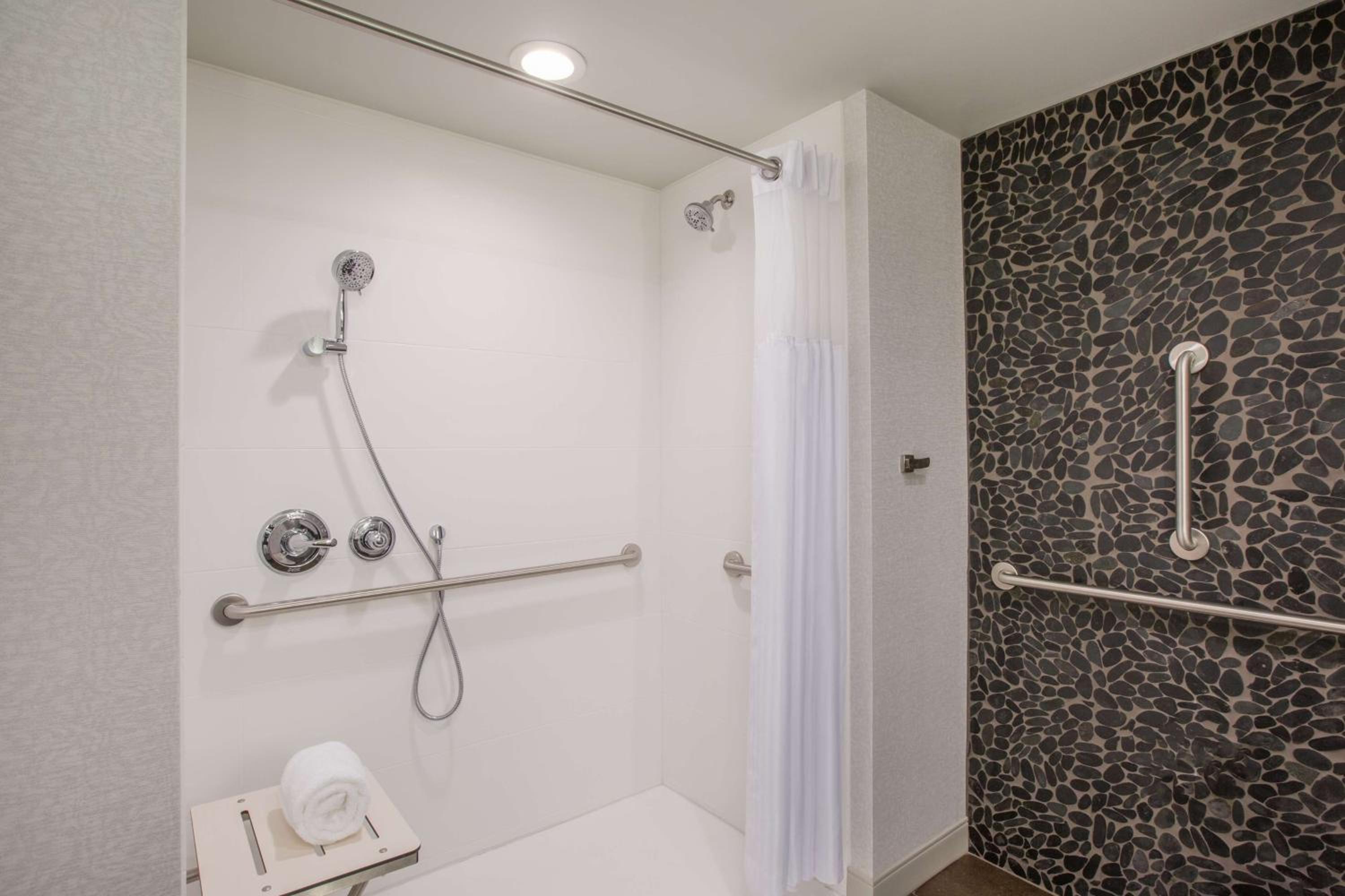 King Room with Roll-In Shower - Mobility Access photo 3