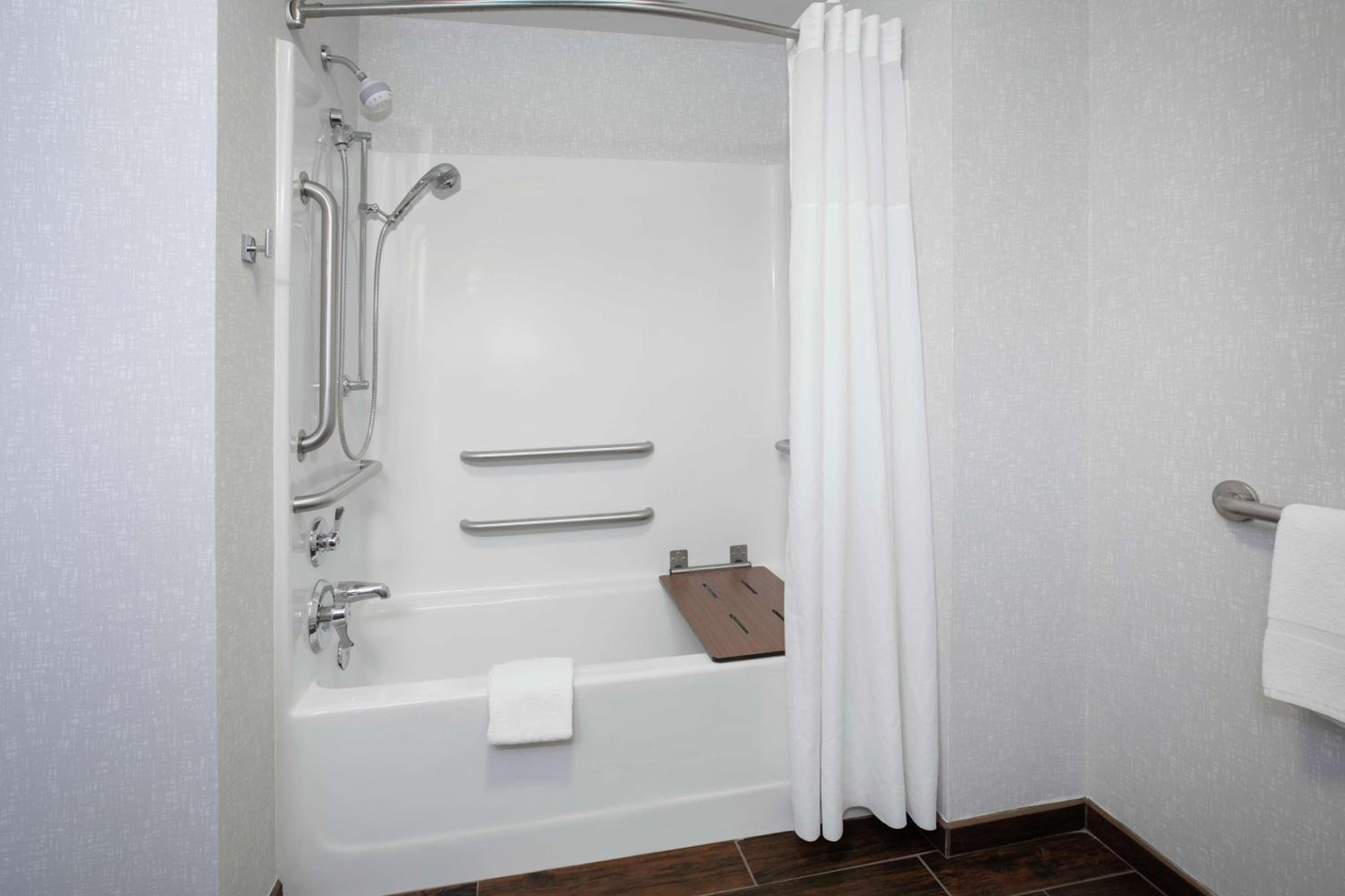 Queen Room with Two Queen Beds - Mobility and Hearing Access/Non-Smoking - Photo 4