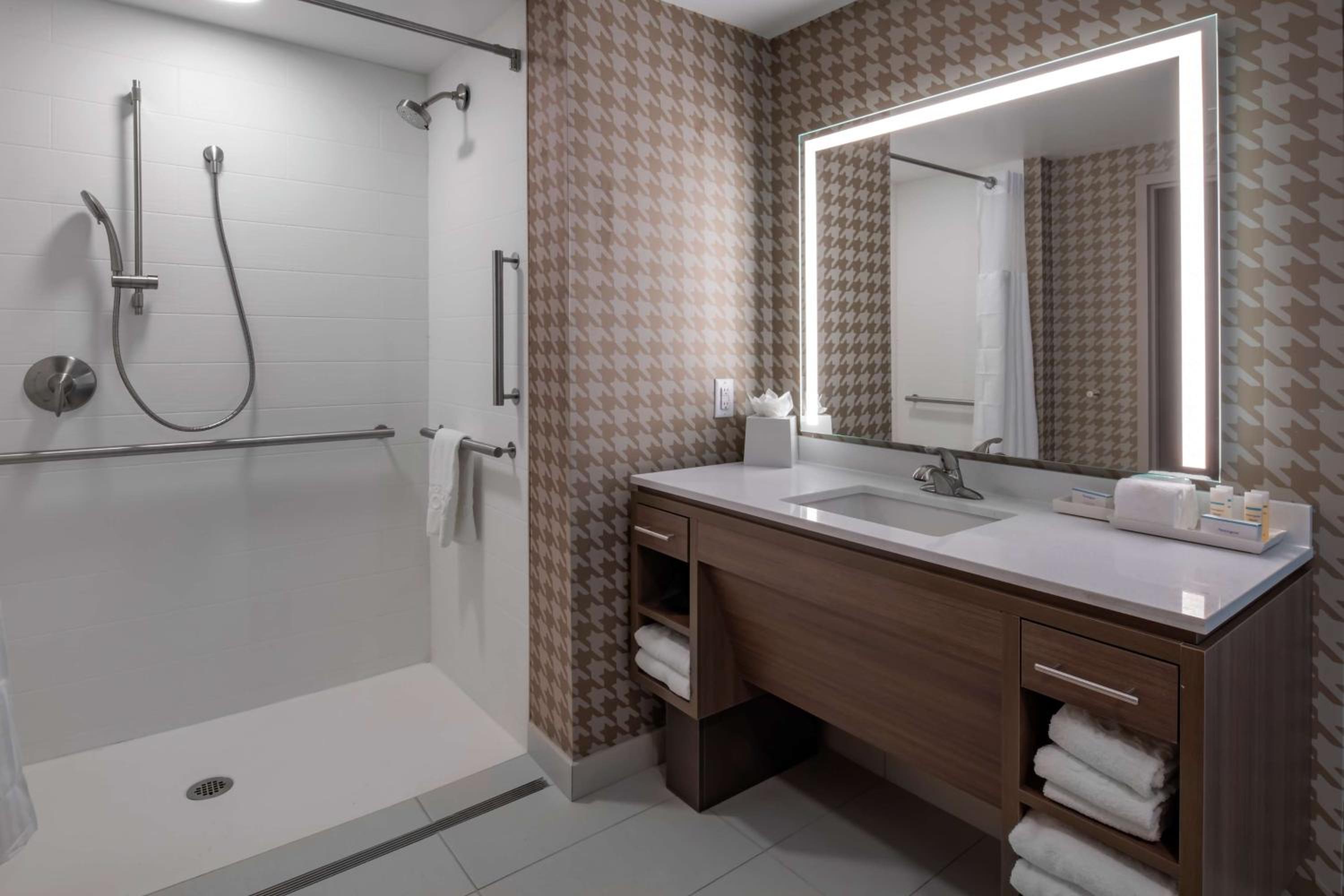 King Suite - Hearing Access/Non-Smoking - Photo 3