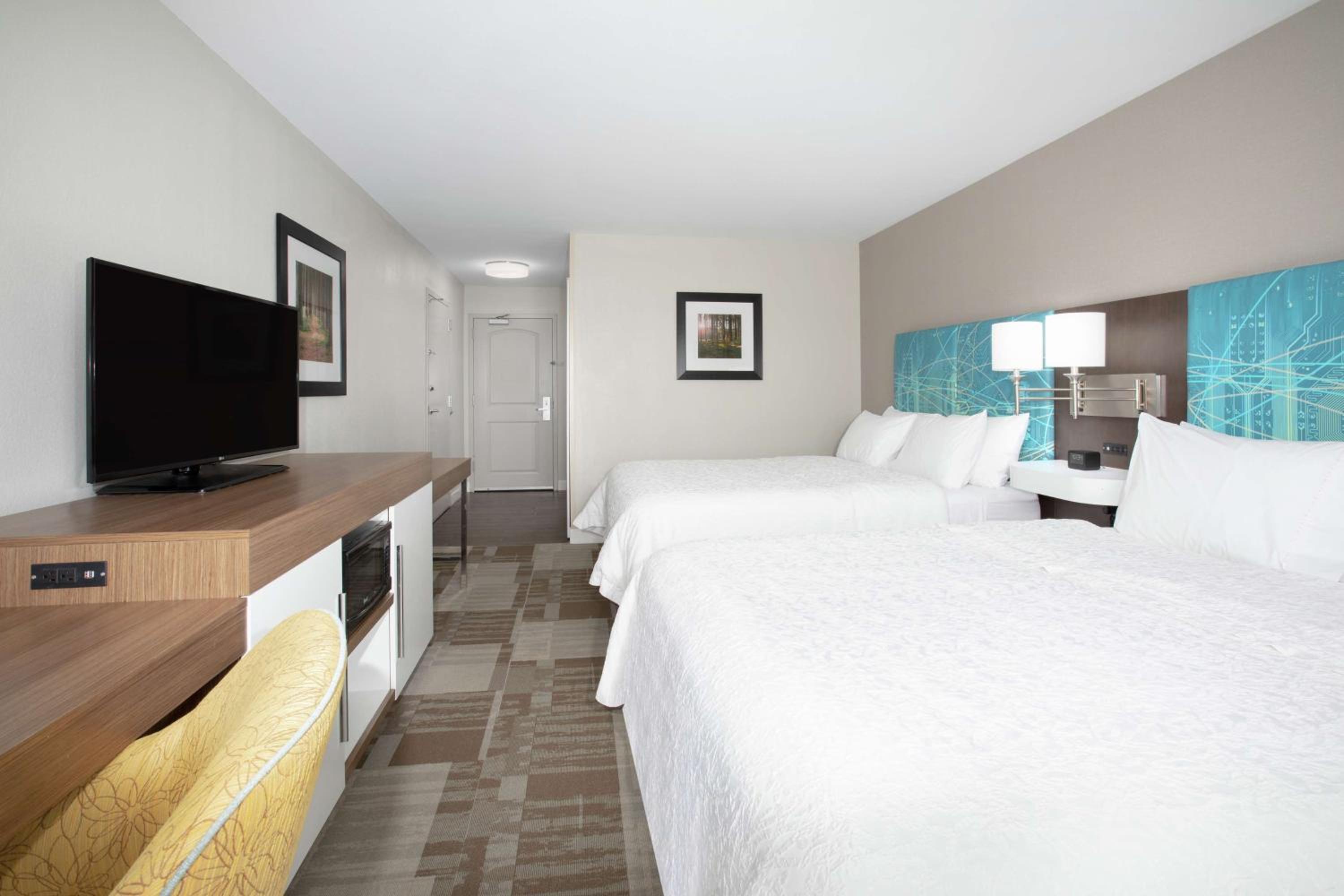 Room with Two Queen Beds - Non-Smoking - Photo 2