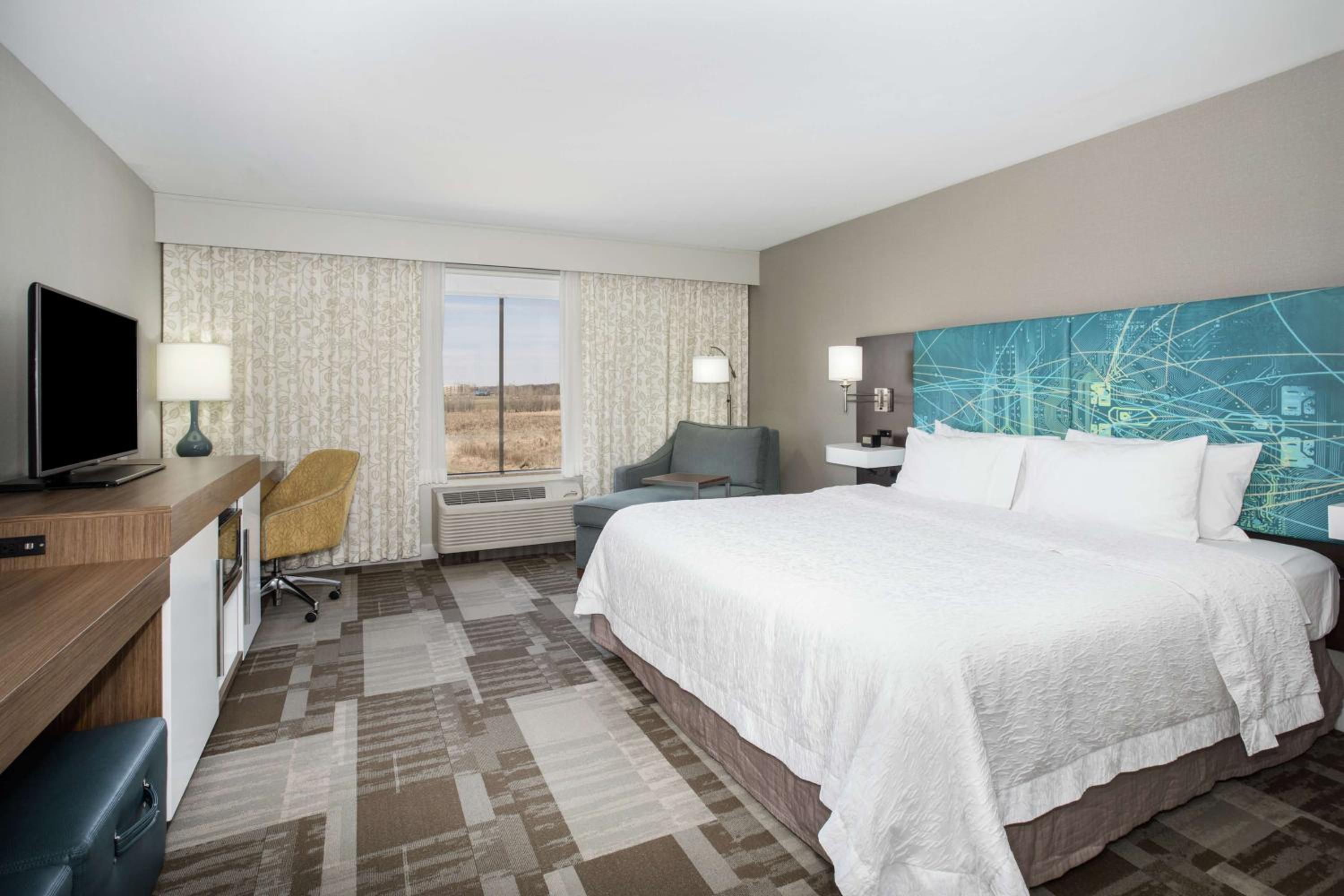King Room with Roll-In Shower - Mobility and Hearing Access/Non-Smoking - Photo 4