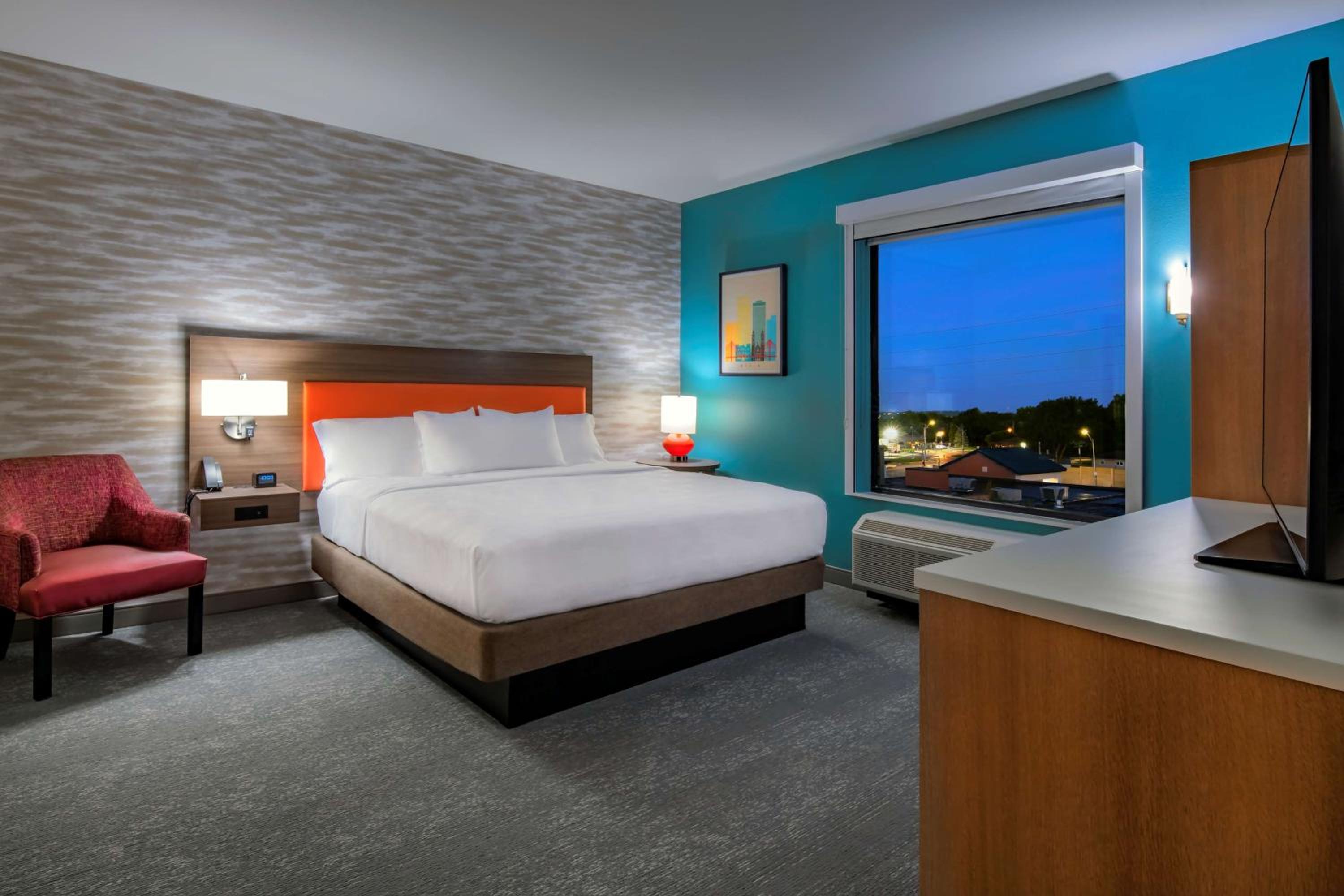 King Suite - Hearing Access/Non-Smoking - Photo 2