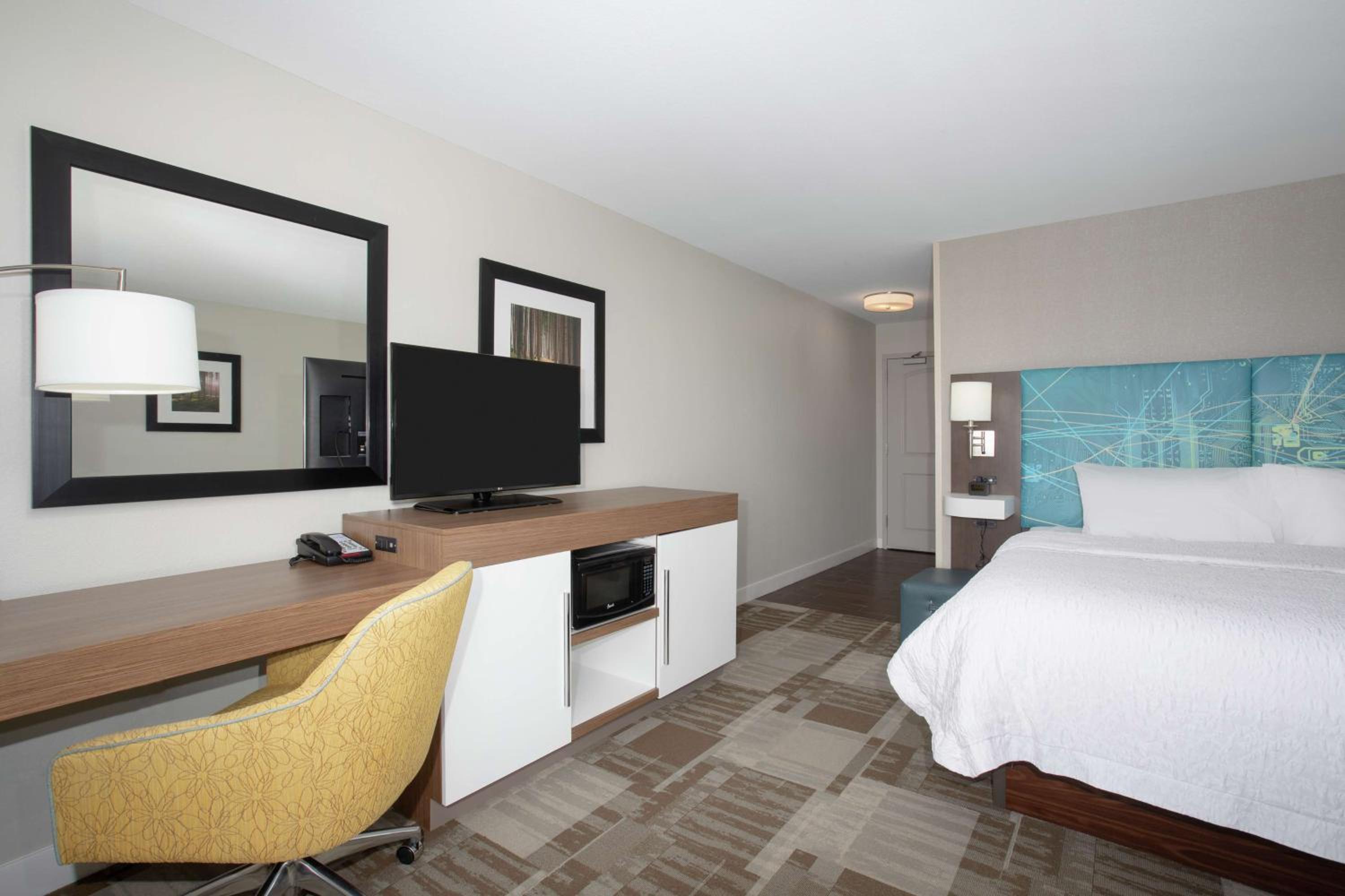King Room with King Bed - Non-Smoking - Photo 2