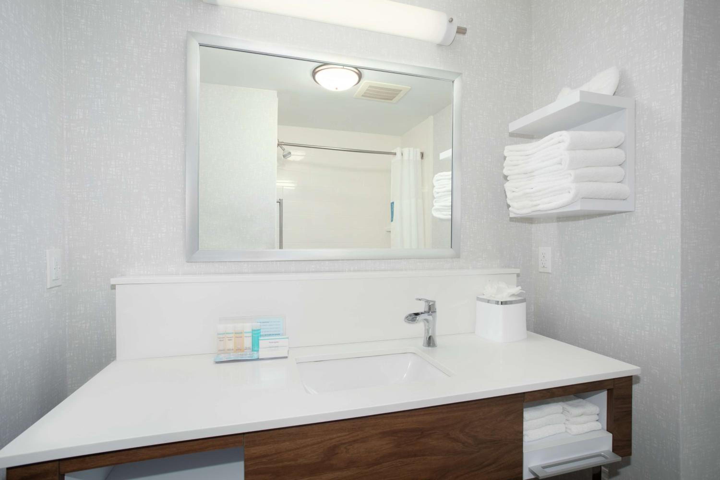 Room with Two Queen Beds - Non-Smoking - Photo 3