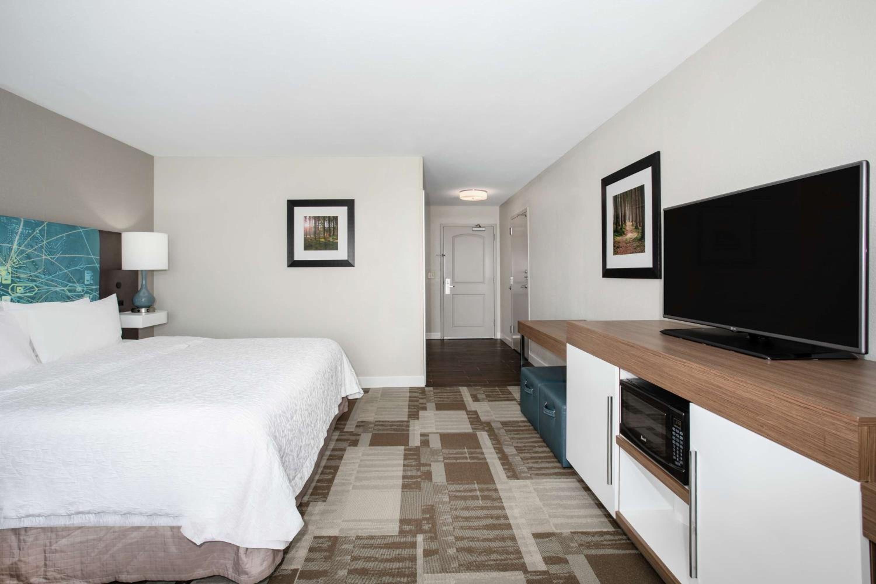 King Room with Roll-In Shower - Mobility and Hearing Access/Non-Smoking - Photo 5