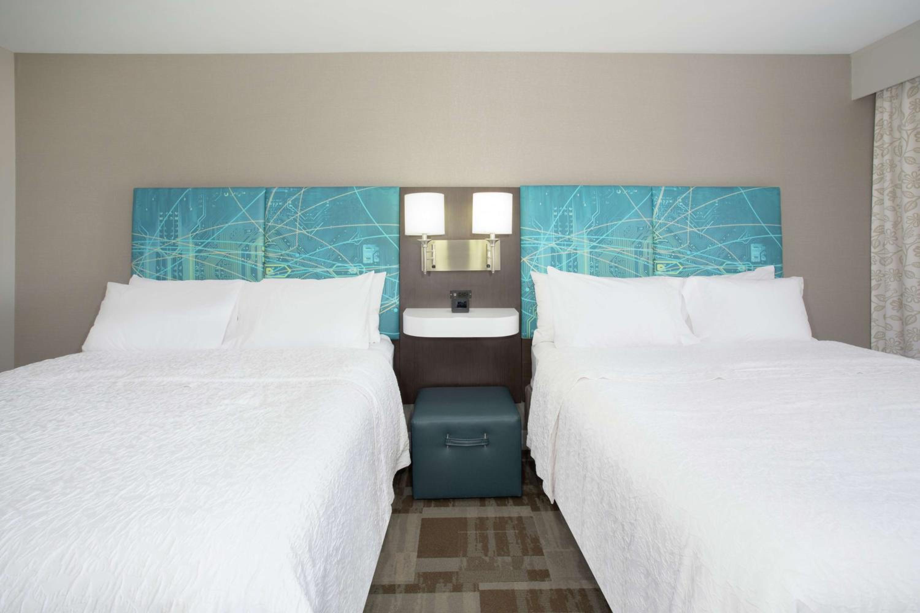 Room with Two Queen Beds - Non-Smoking - Photo 4
