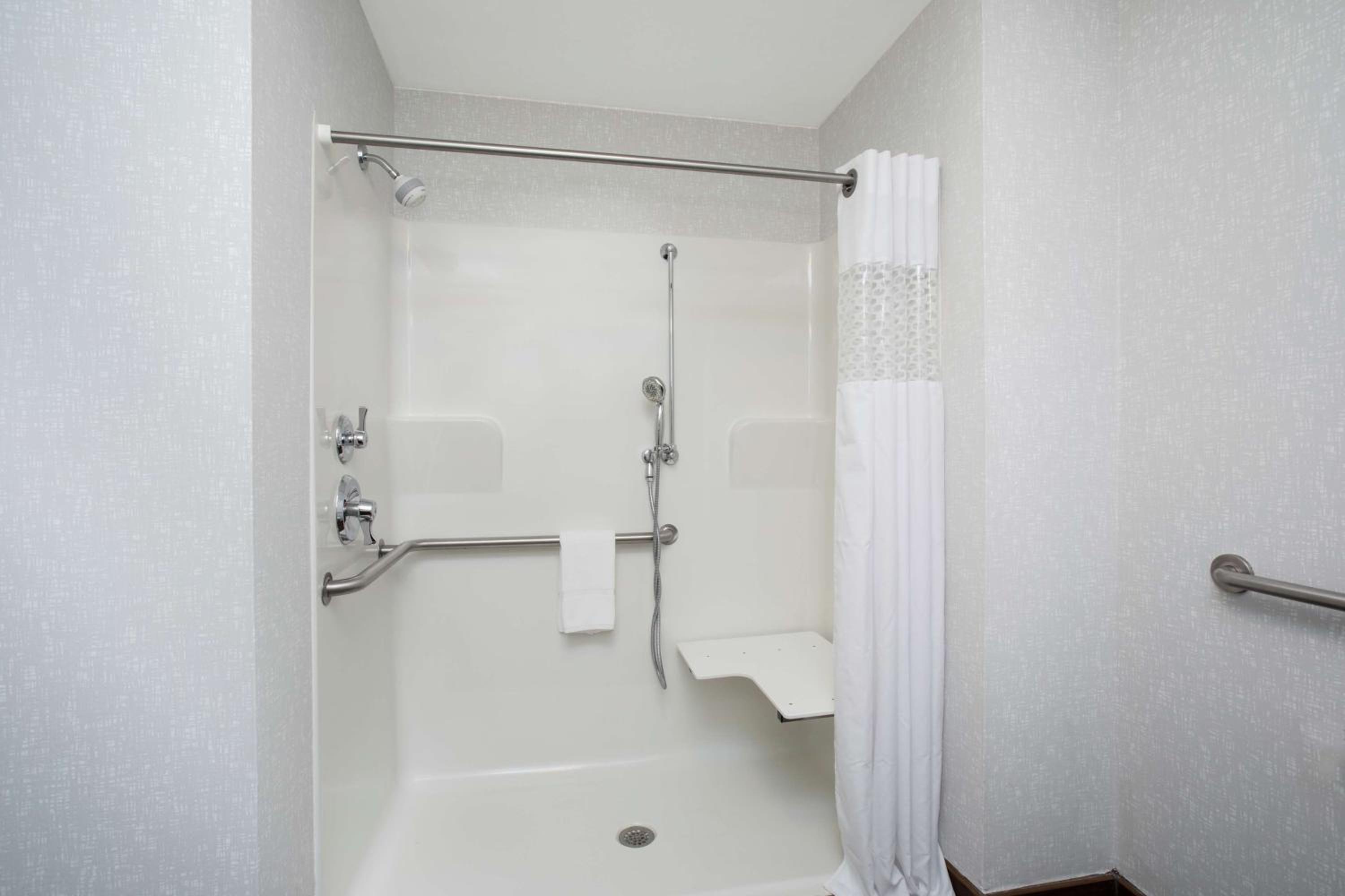 King Room with Roll-In Shower - Mobility and Hearing Access/Non-Smoking - Photo 2