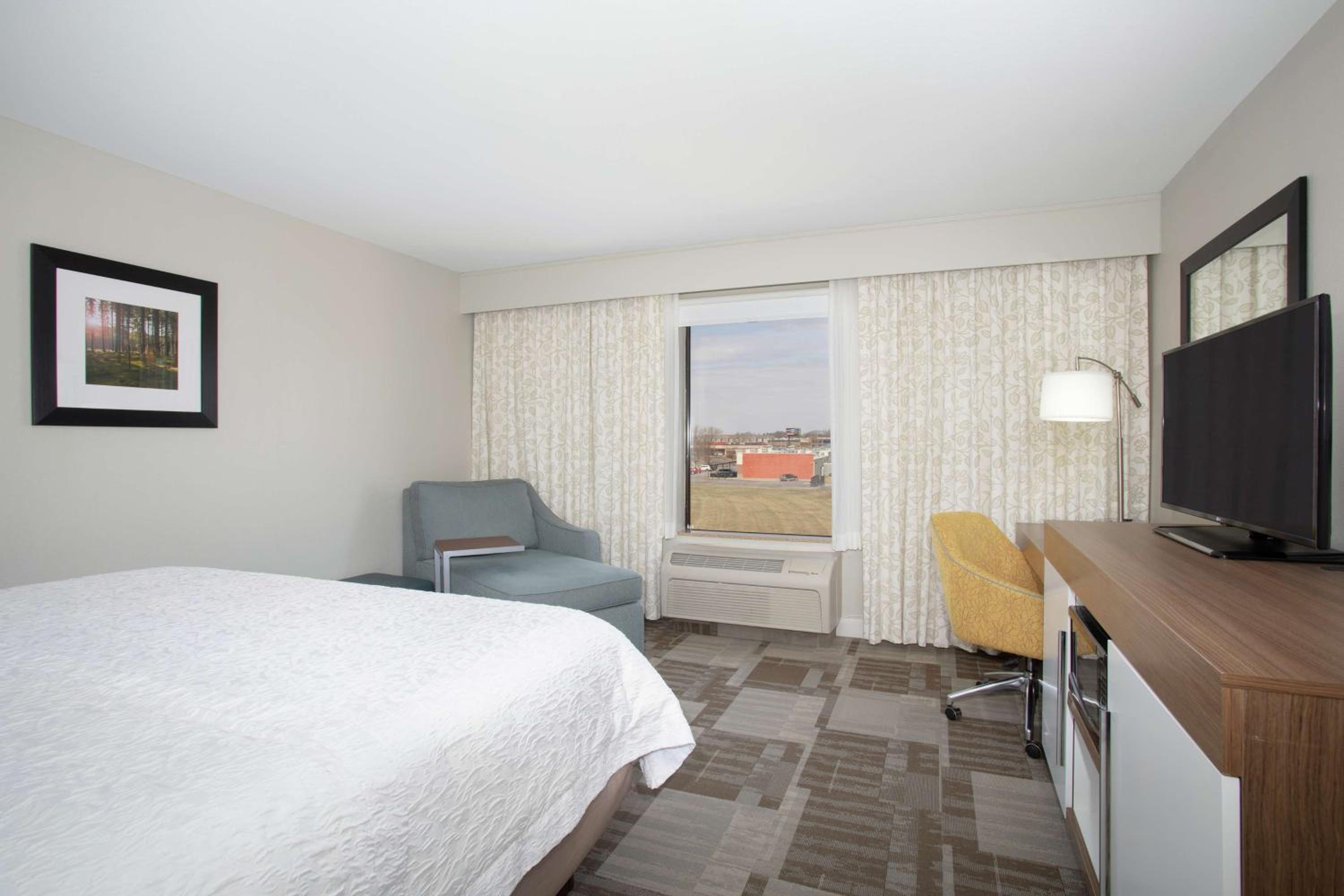 King Room with King Bed - Non-Smoking - Photo 4