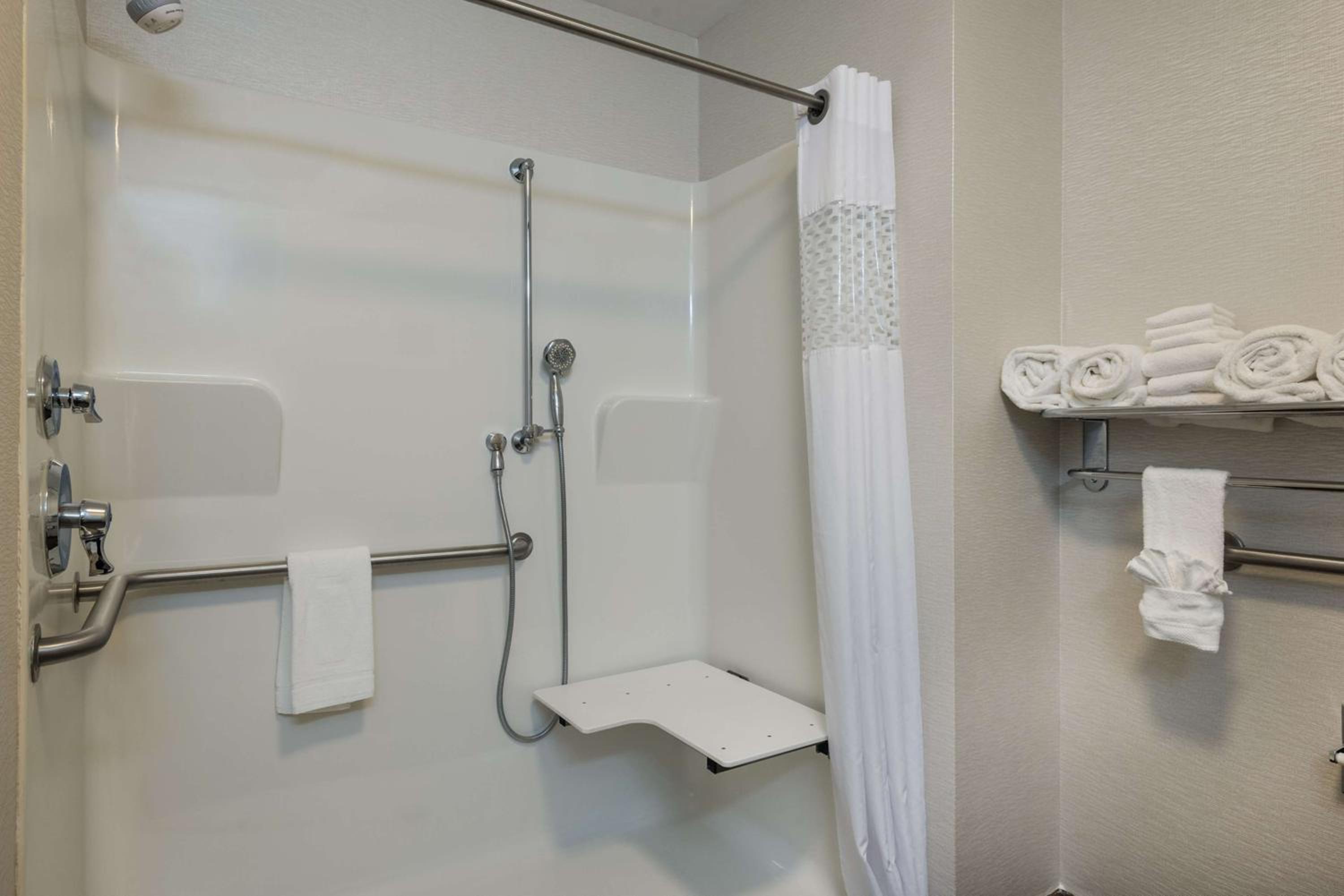 King Room with Roll-In Shower - Mobility and Hearing Access/Non-Smoking - Photo 3