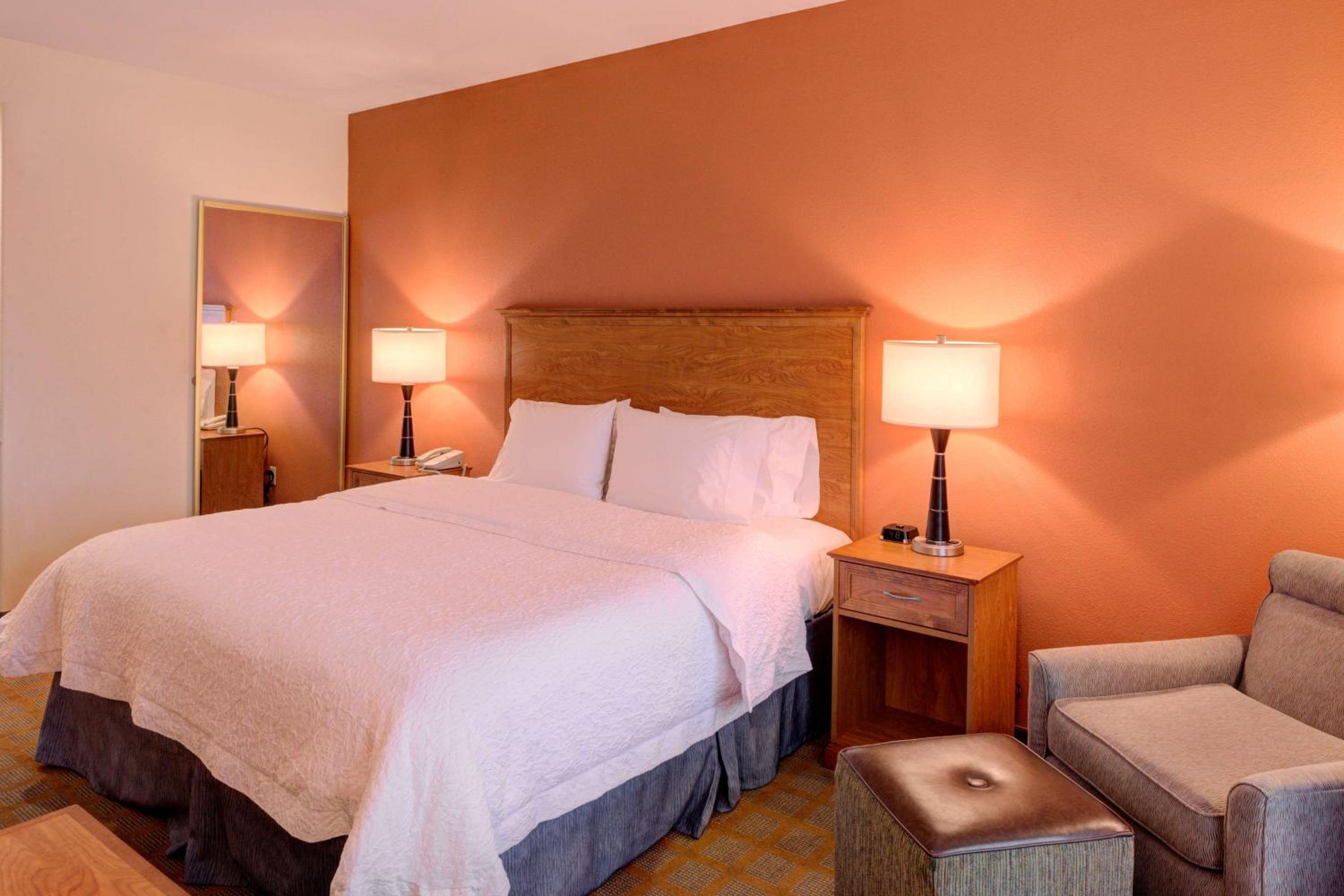 King Room with King Bed - Non-Smoking - Photo 1