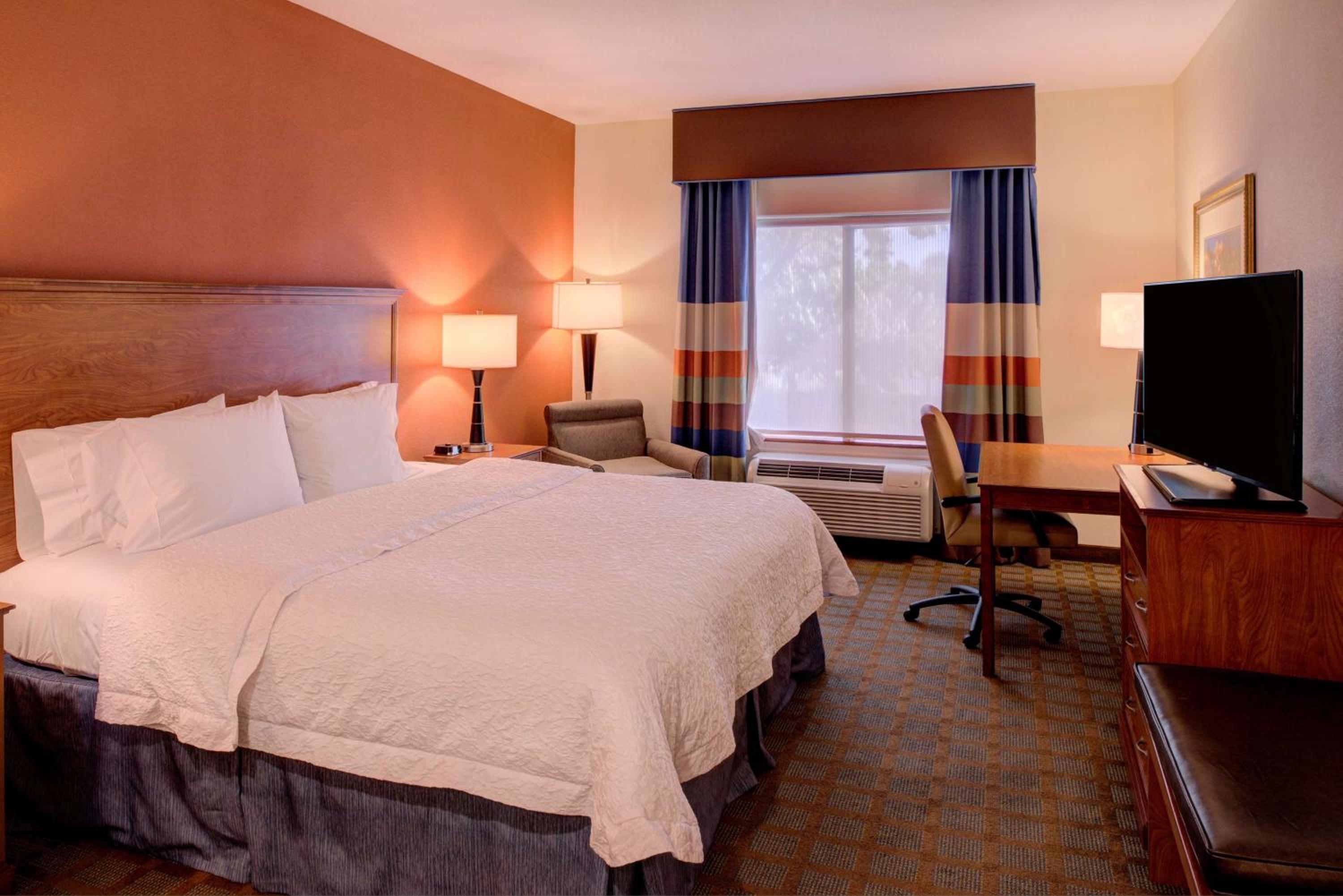 King Room with King Bed - Non-Smoking - Photo 3