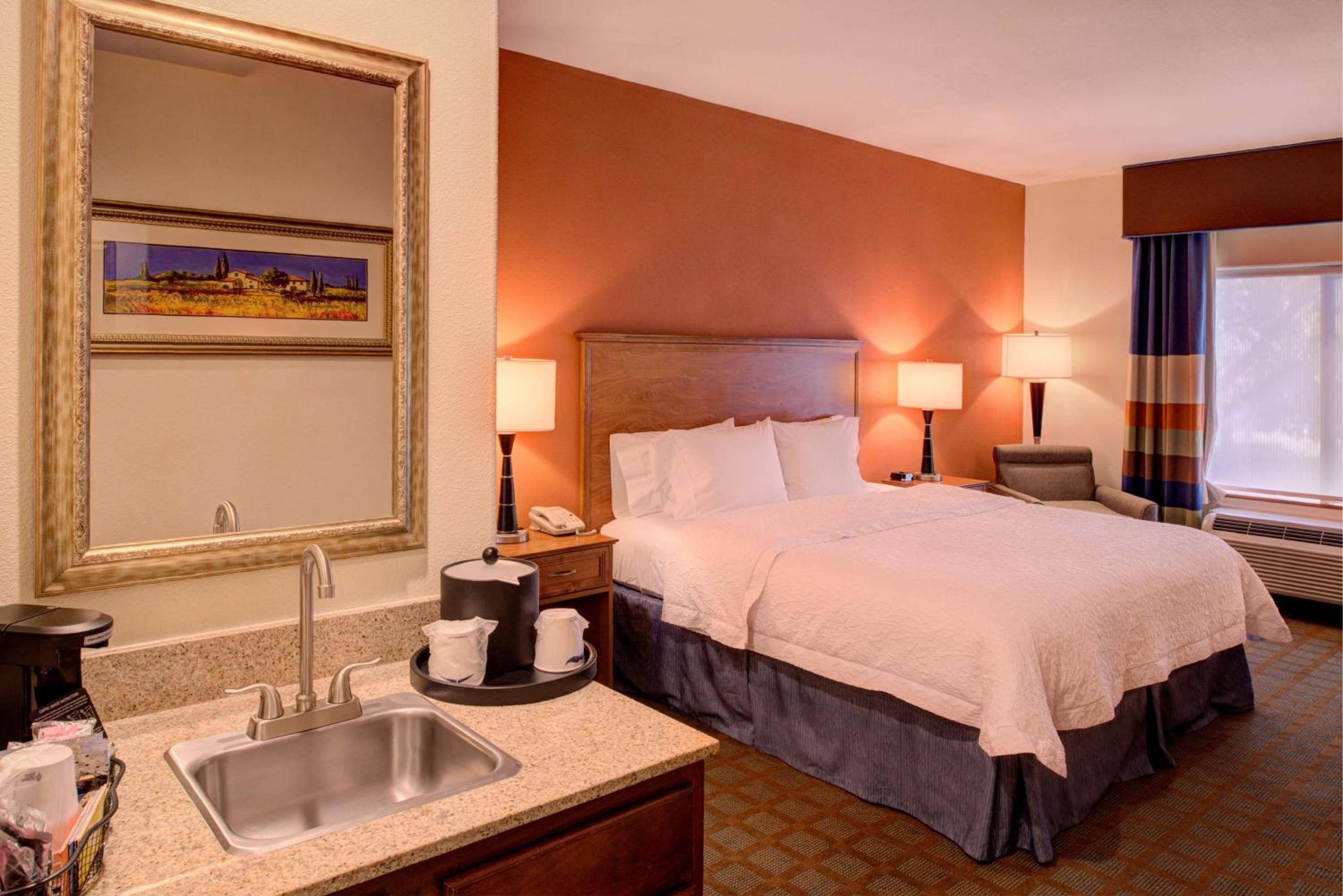 King Room with King Bed - Non-Smoking - Photo 2