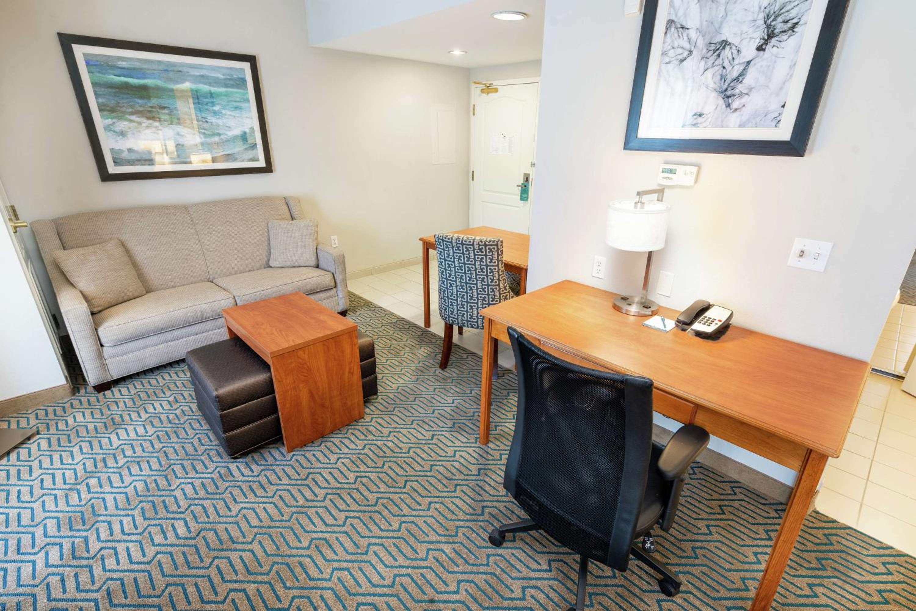 One-Bedroom Queen Suite with Two Queen Beds - Non-Smoking - Photo 1