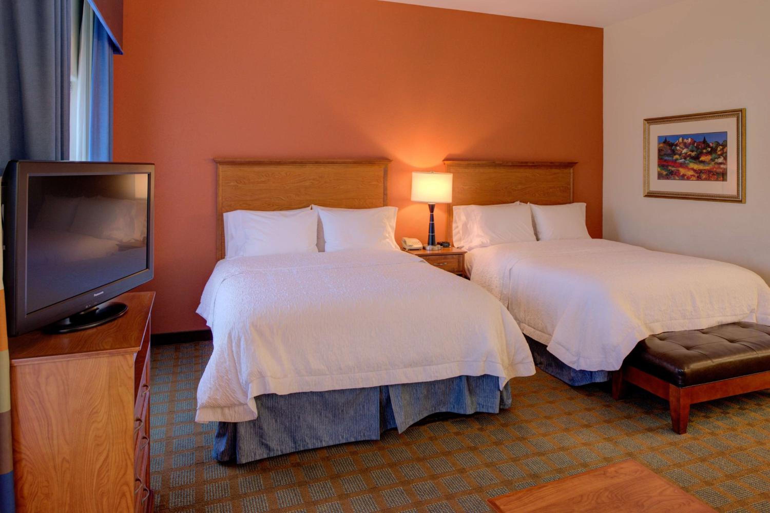 Queen Studio Suite with Two Queen Beds - Non-Smoking - Photo 6