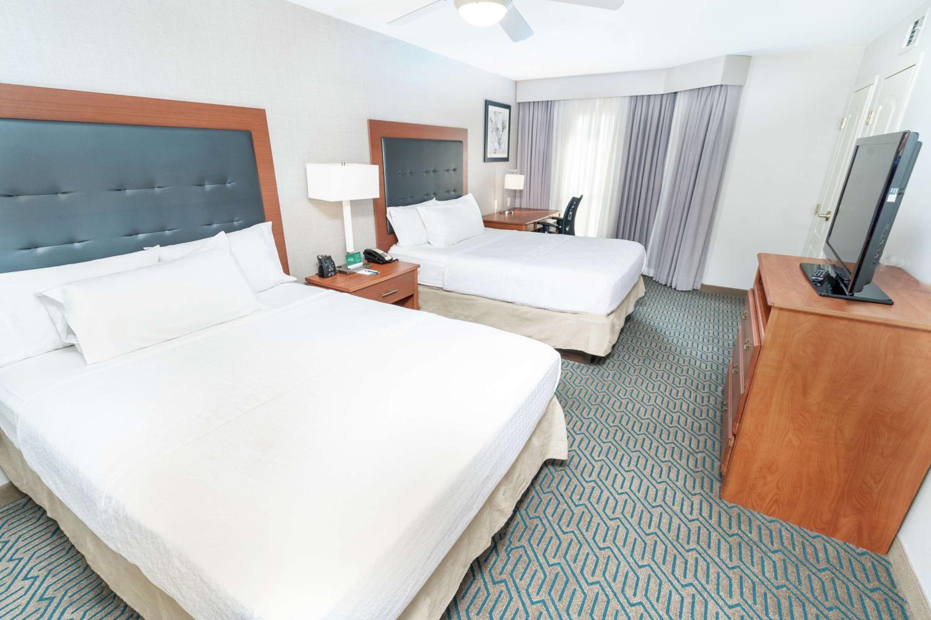One-Bedroom Queen Suite with Two Queen Beds - Non-Smoking - Photo 6
