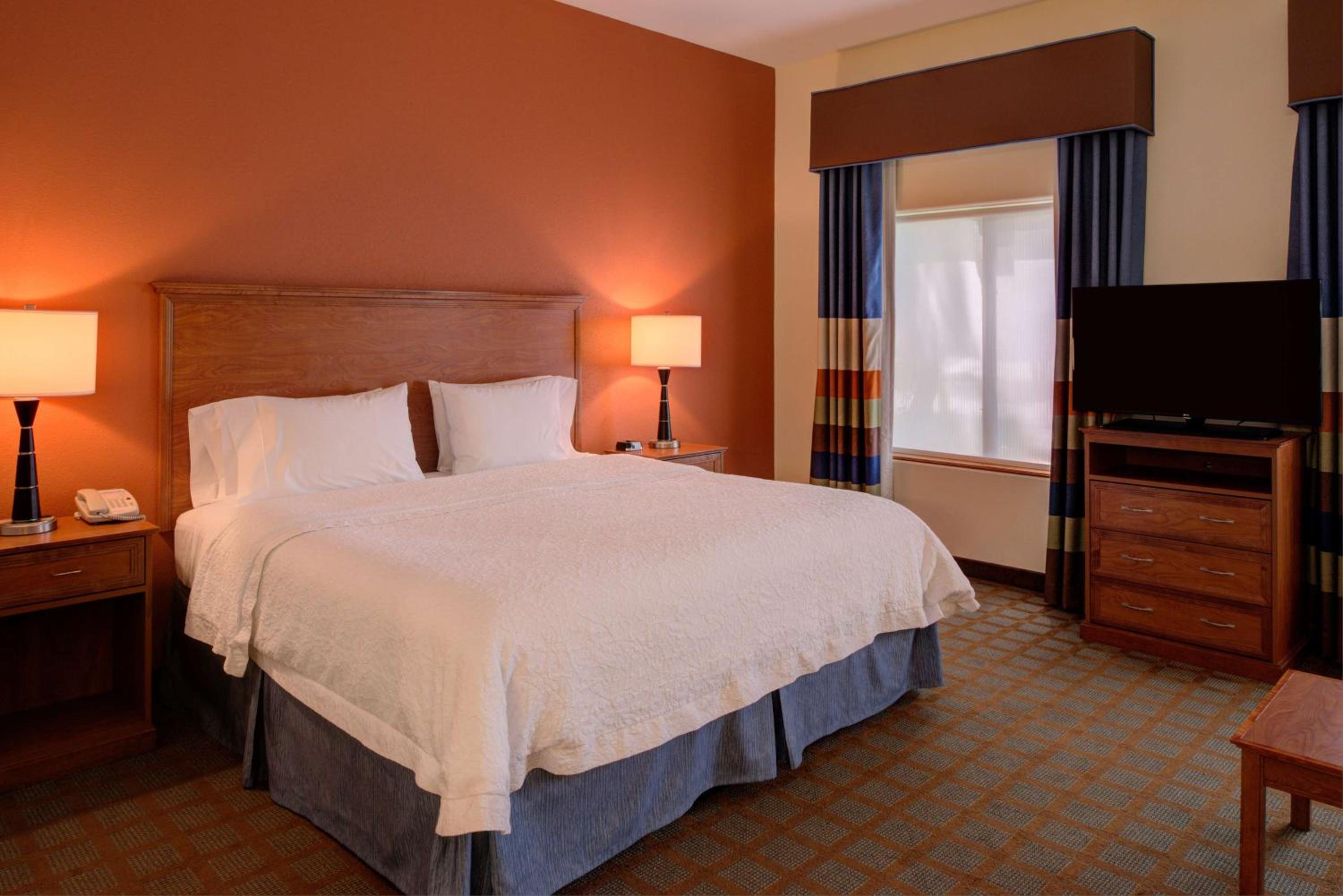 King Room with King Bed - Non-Smoking - Photo 5