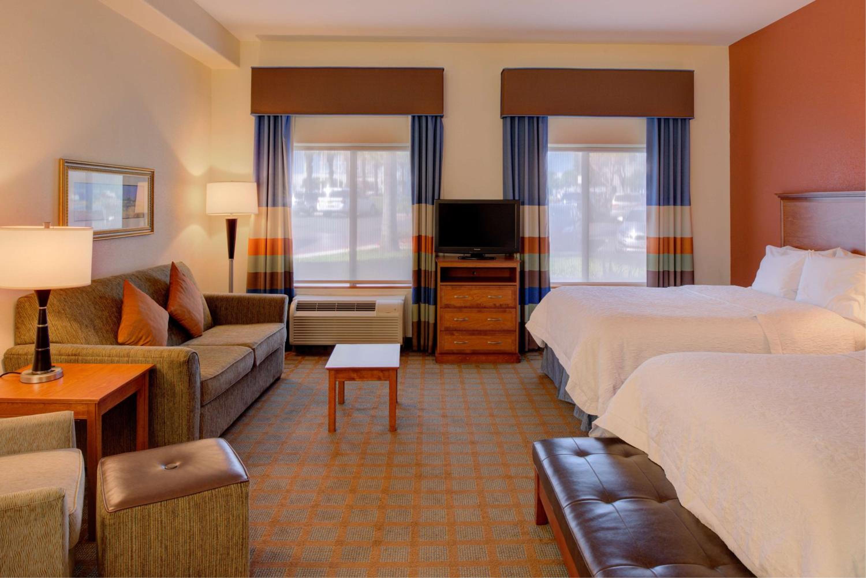 Queen Studio Suite with Two Queen Beds - Non-Smoking - Photo 2