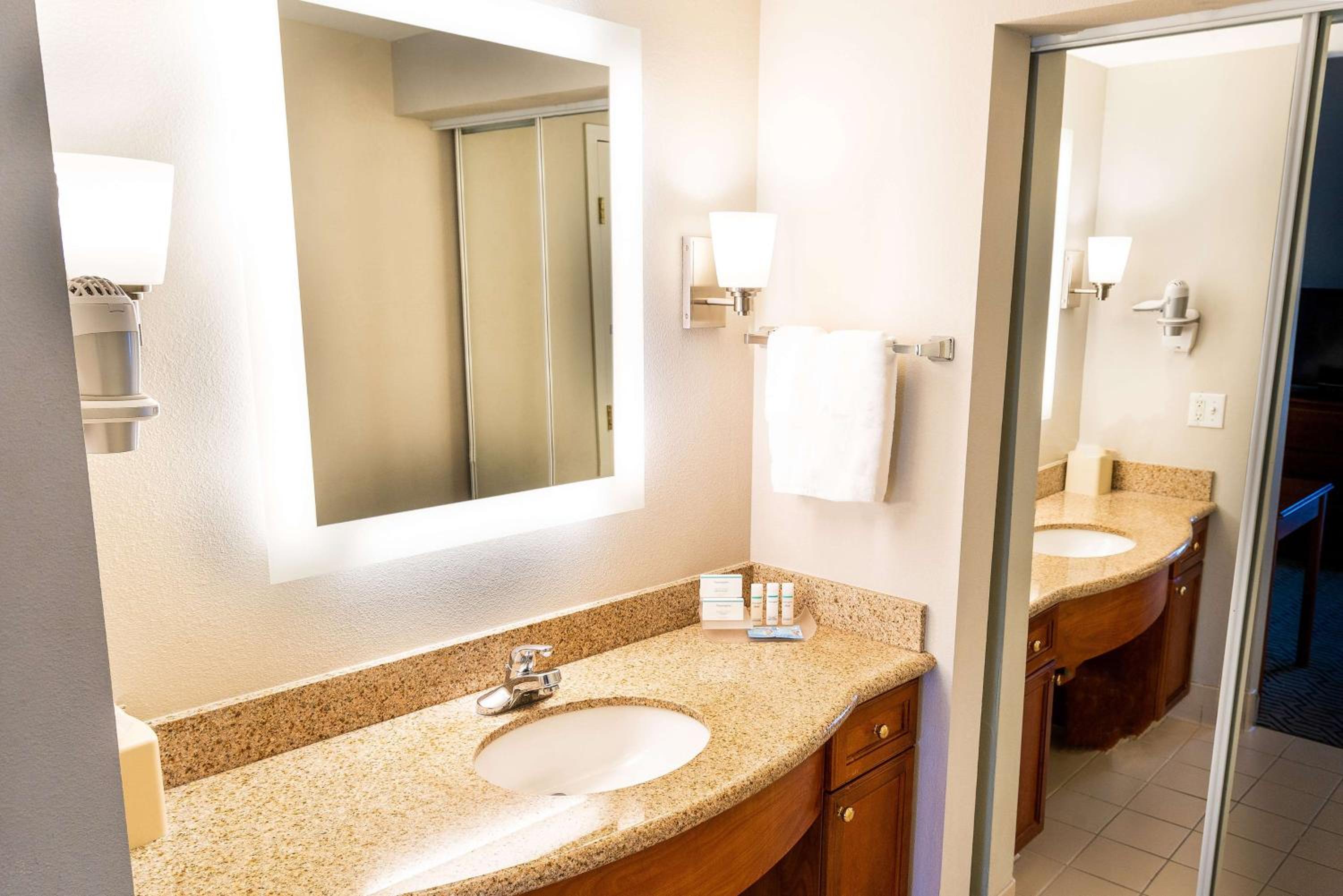 Two Bedroom Suite with One King and Two Queen Beds - Non-Smoking - Photo 4