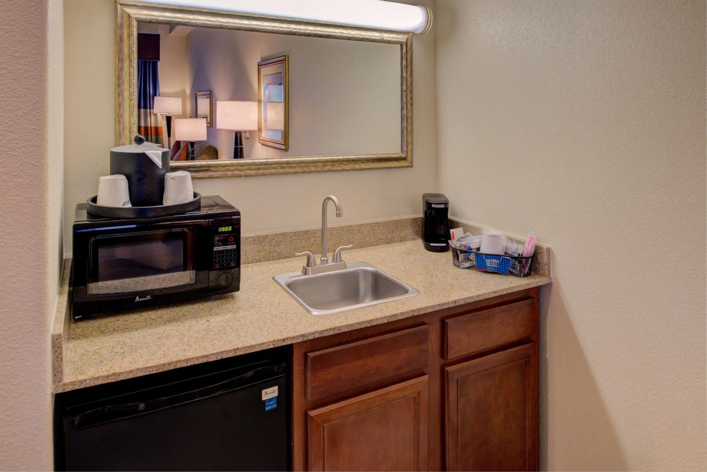 King Studio Suite - Non-Smoking - Photo 3