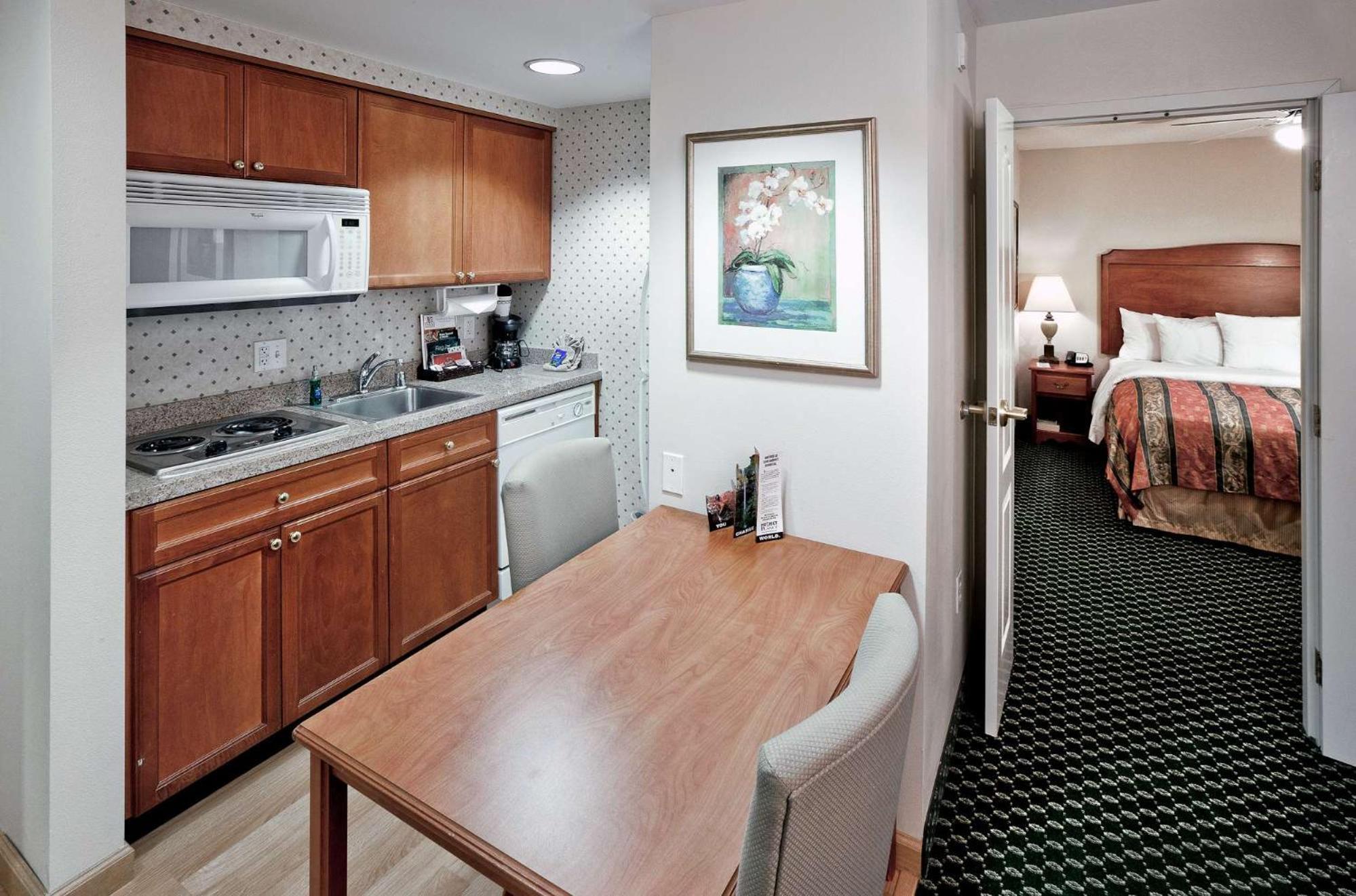 King Suite with Accessible Tub - Mobility and Hearing Access/Non-Smoking - Photo 7