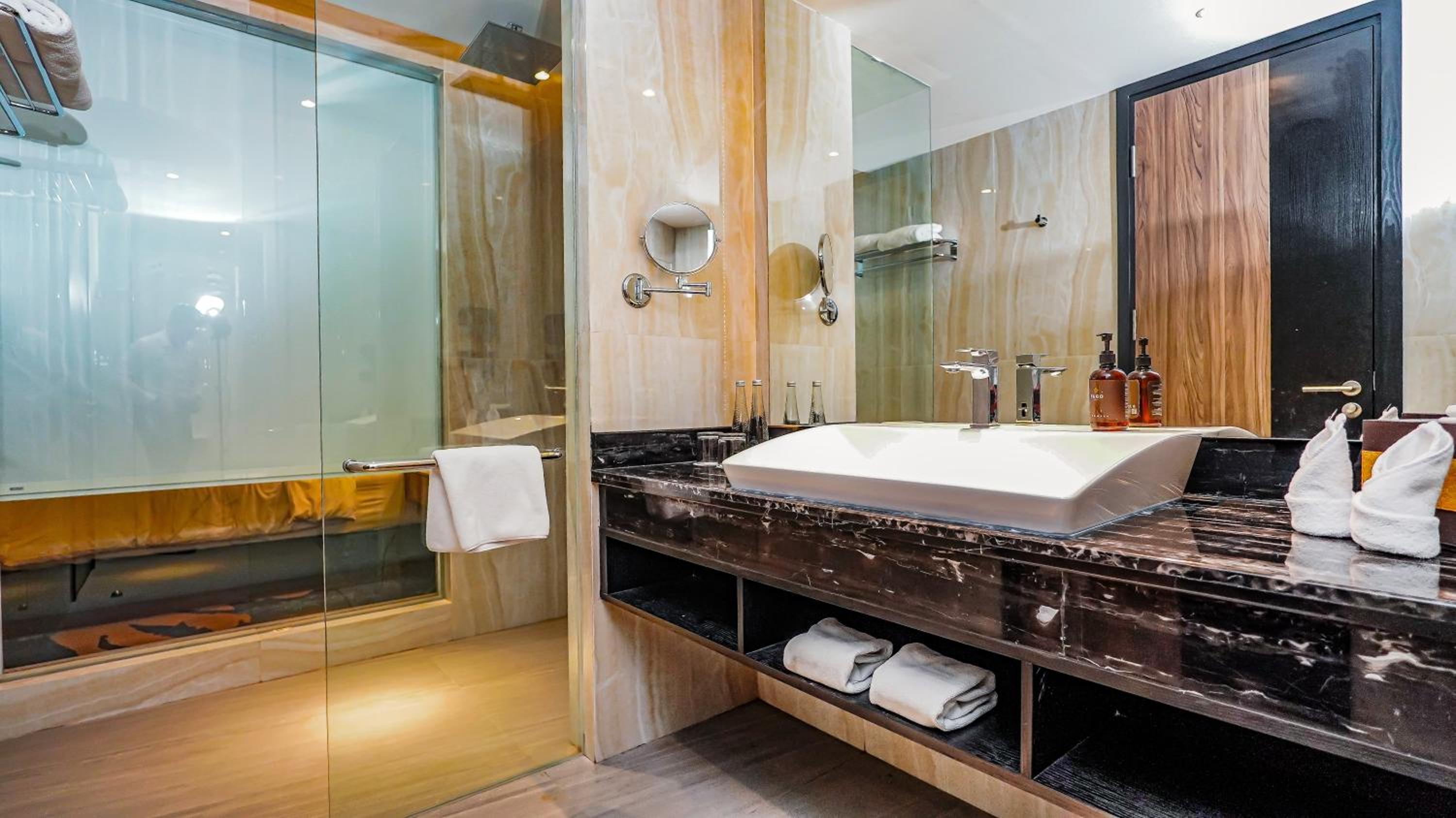 Deluxe King Room photo 2