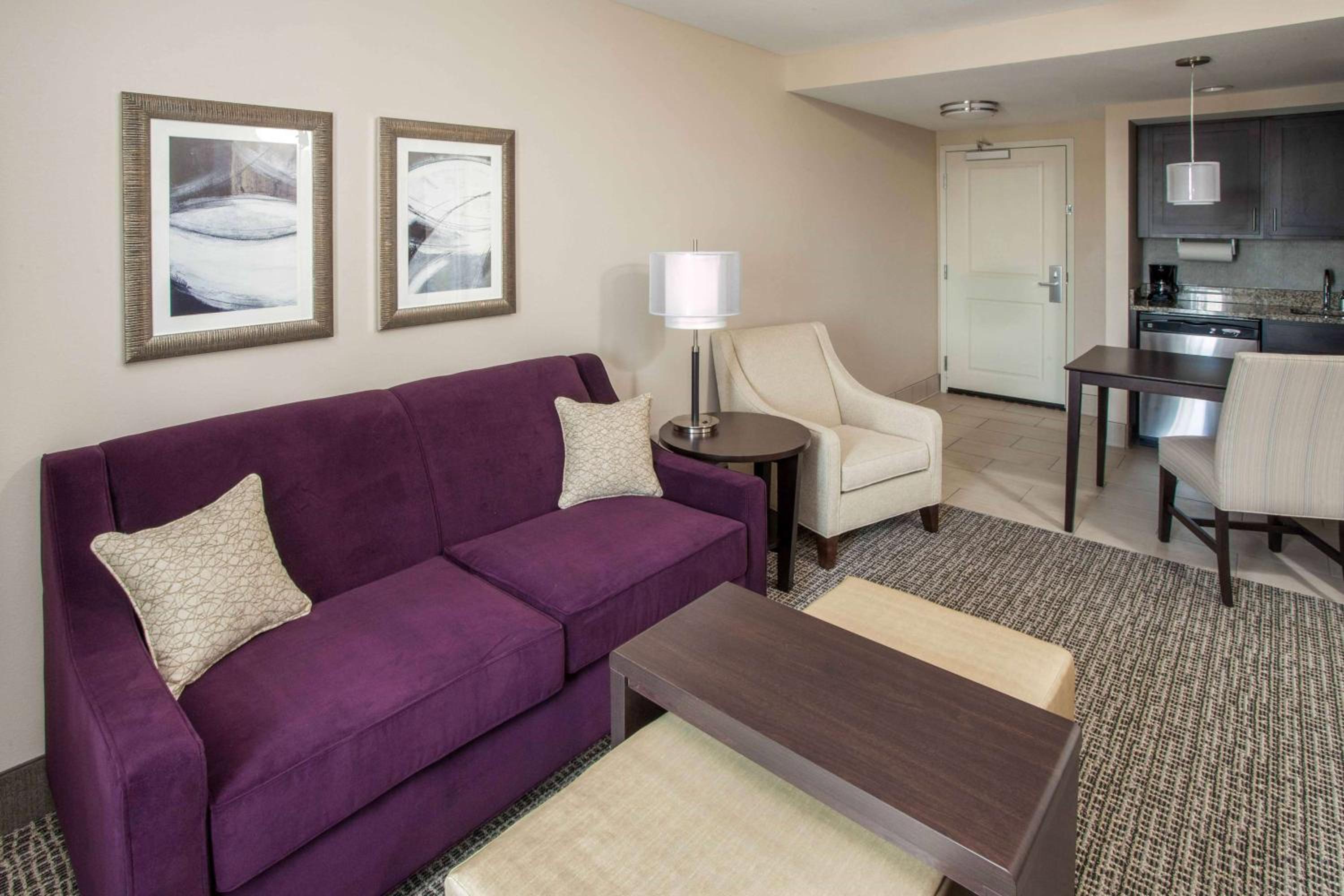 One-Bedroom Queen Suite with Two Queen Beds - Non-Smoking photo 2